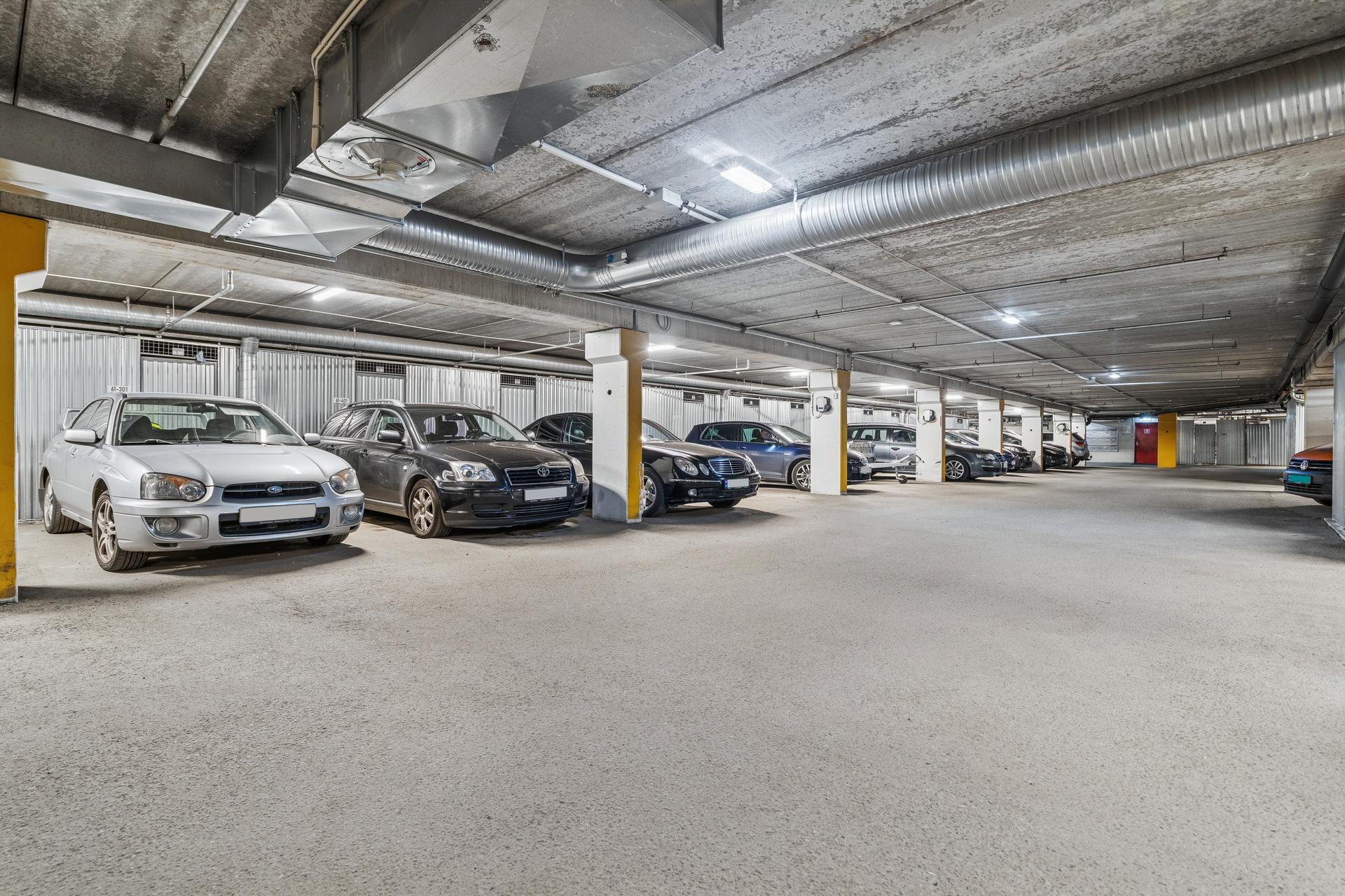 Felles garasjeanlegg i byggets underetasje med heisadkomst opp til leilighetsplan.. Bilde nummer 3 av 3