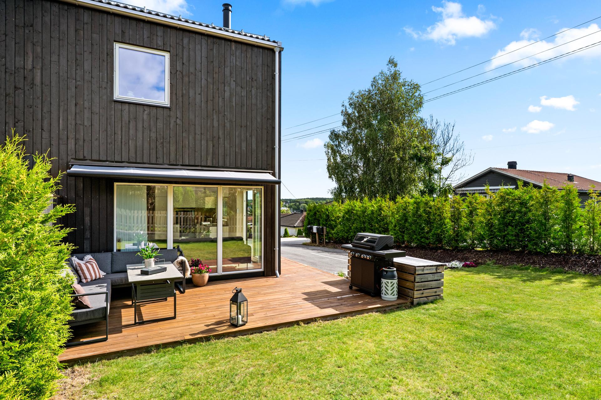 Bygningen har stående bordkledning og vinduer med 3-lags isolerglass og en romslig terrasseplatting på 22 m² - med direkte tilknytning til hageområde.. Bilde nummer 3 av 3