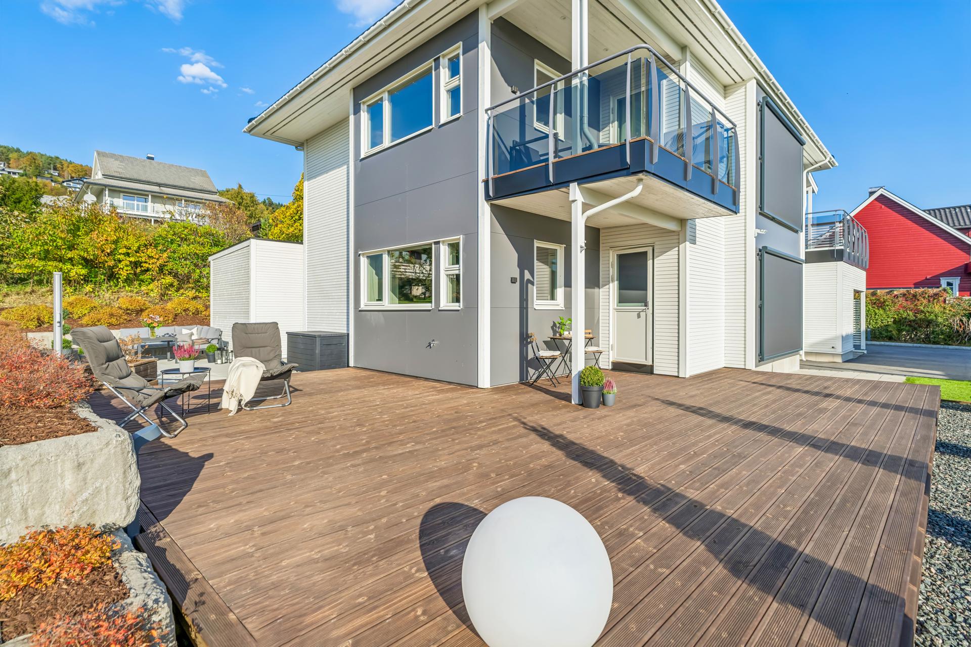 Romslig terrasse på hele 56 m2. Her har man sol fra tidlig morgen til godt utover kvelden. På sørsiden av boligen er det montert utvendig solskjerming fra Norsol, med elektrisk betjening. Bilde nummer 3 av 3