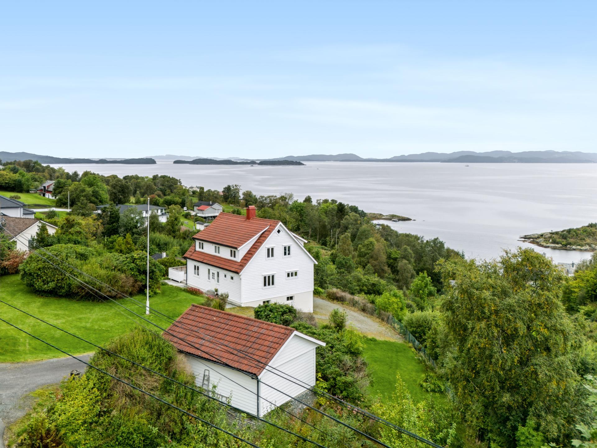 Enebolig over tre plan med frittstående garasje og nydelig panoramautsikt mot Bjørnefjorden.. Bilde nummer 2 av 3