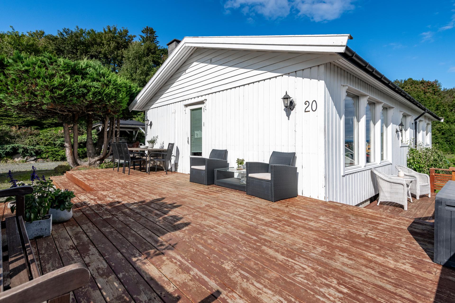 Enebolig oppført på ett plan med romslig terrasse og etablert tomt.. Bilde nummer 2 av 3