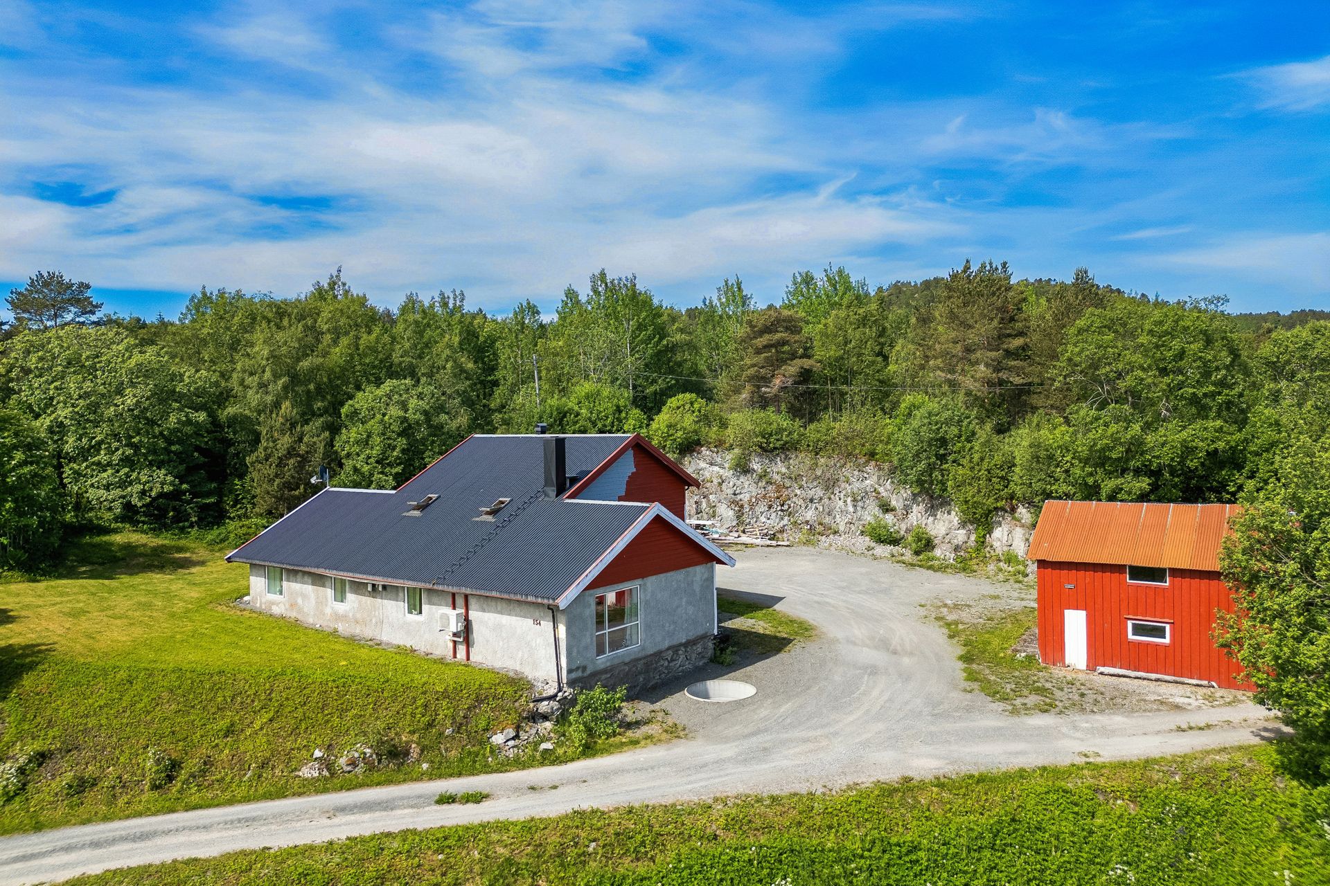 Eiendommen gir småbruks-følelse med flere bygninger og mange bruksmuligheter. Bilde nummer 3 av 3