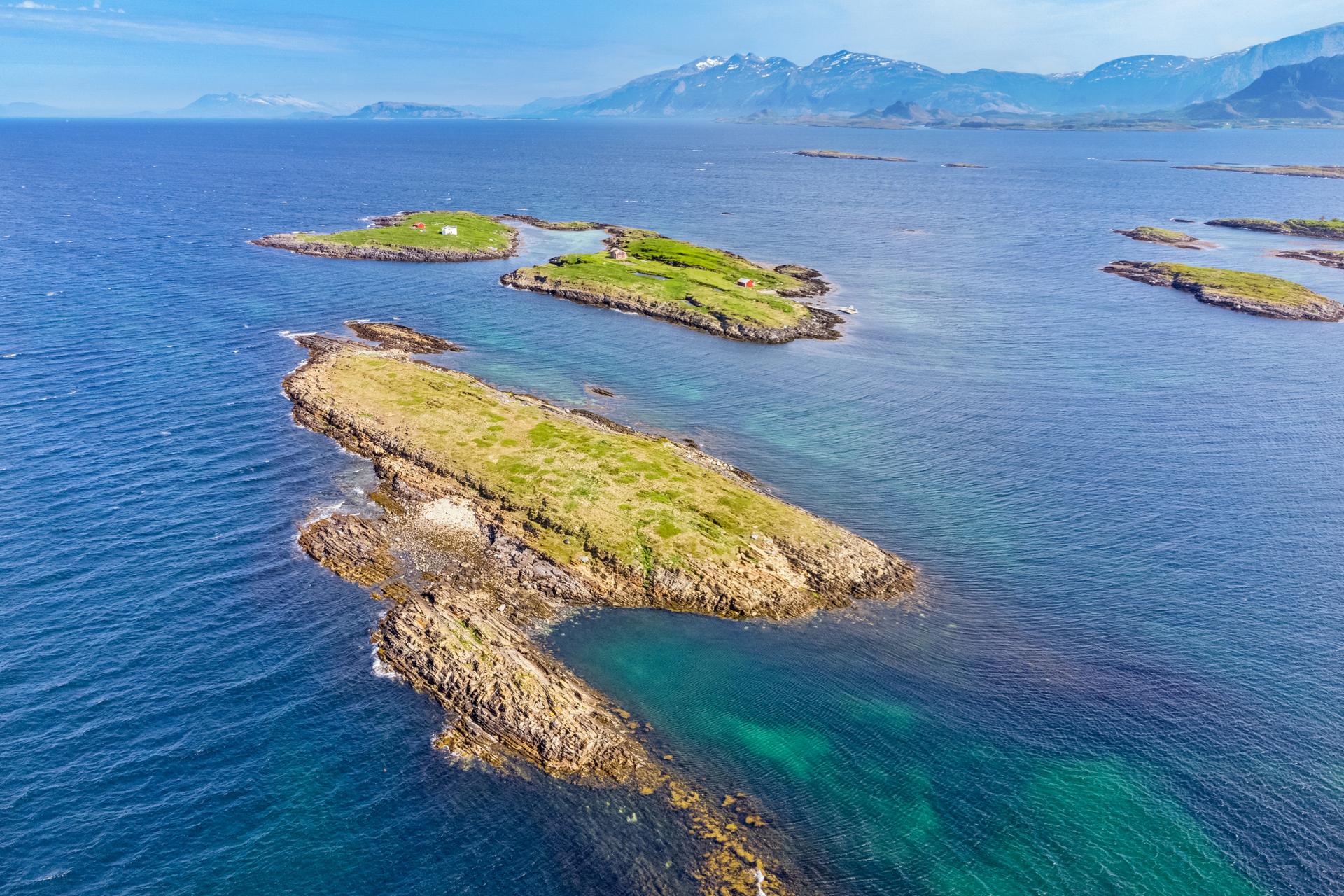Eiendommen består av 2 teiger som til sammen utgjør ca. 48 mål. Nærmeste øy er Lisslåttøya, Sørslåttøya er bebygd og ligger like nord om Lisslåttøya. Bilde nummer 2 av 3