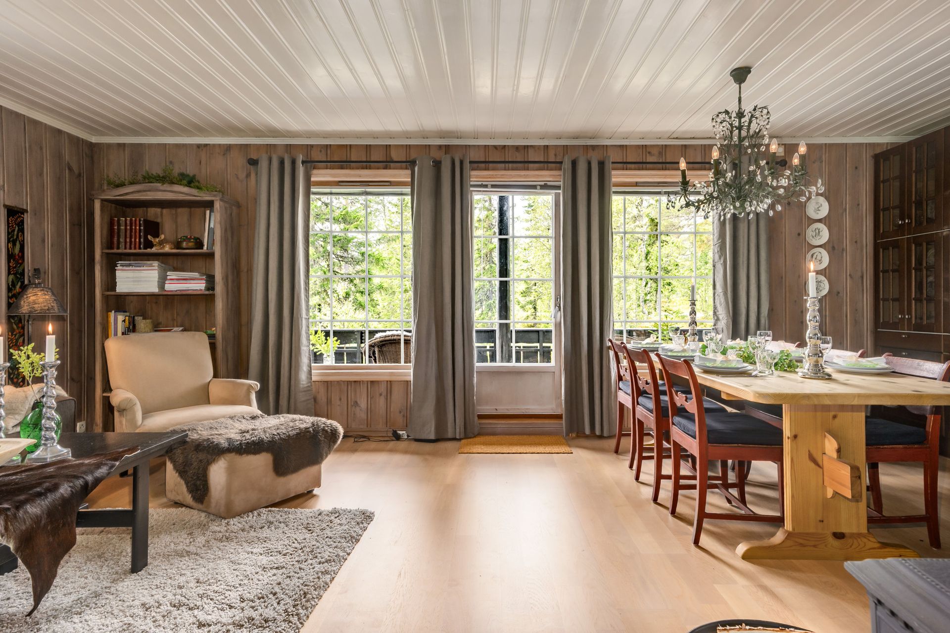 Stor stue med plass til langbord og utgang til en romslig, sydvestvendt terrasse.. Bilde nummer 3 av 3