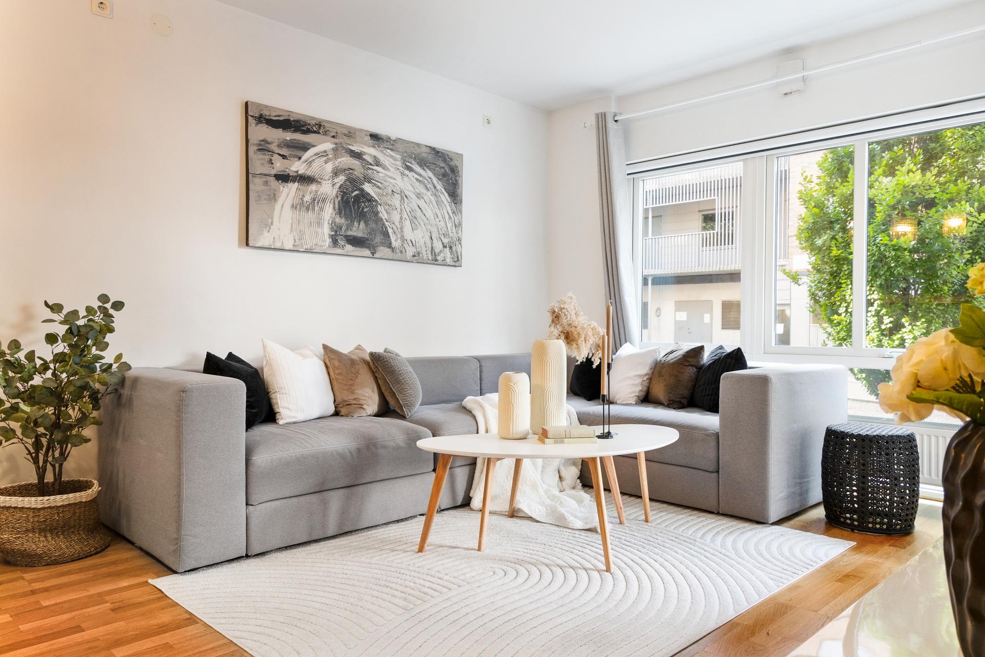 Stuen har god plass til en romslig sofagruppe og mediamøblement.. Bilde nummer 3 av 3