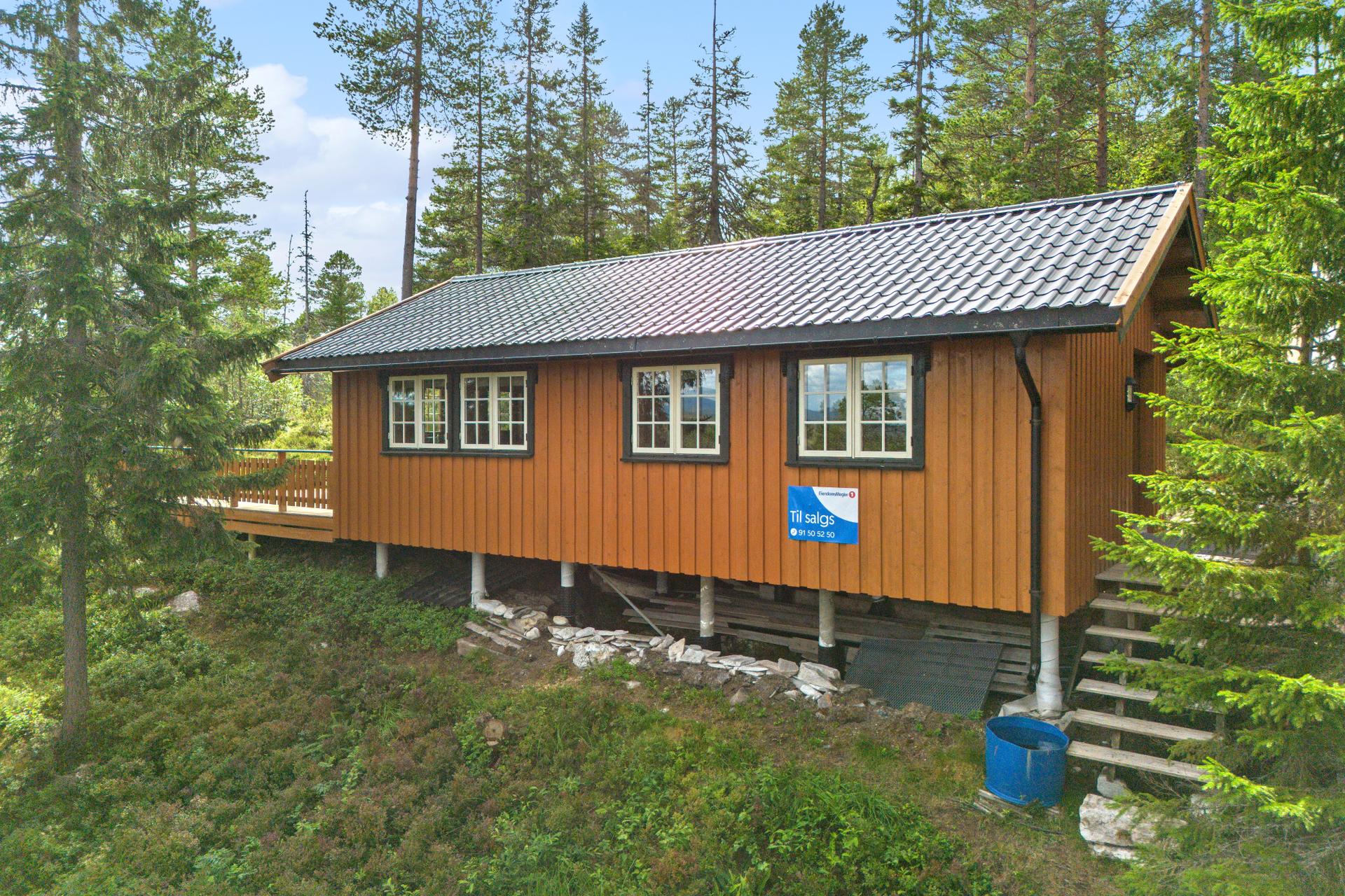 Velholdt hytte fra 2003 med attraktiv beliggenhet og enkel adkomst, kun ca. 120 meter fra parkering. Nylig oppusset kjøkkenkrok og stue på til sammen 26,5 kvm. Hytta er på ca. 48 kvm med god takhøyde, 2 soverom og hems for ekstra plass. . Bilde nummer 3 av 3