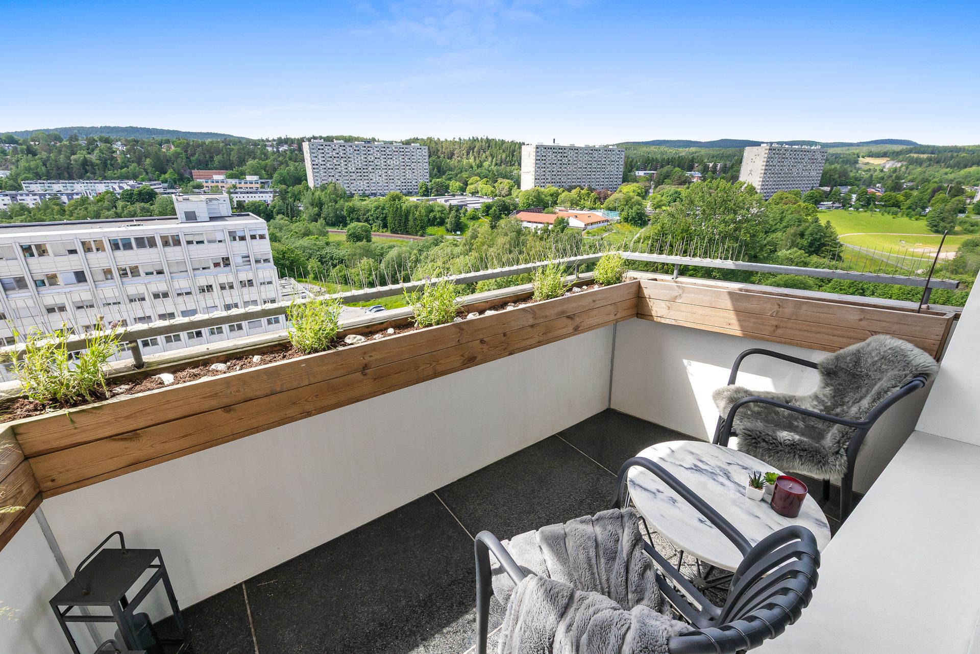 Fra balkongen er det utsikt over grønne fellesområder og kort vei til turstier.. Bilde nummer 3 av 3