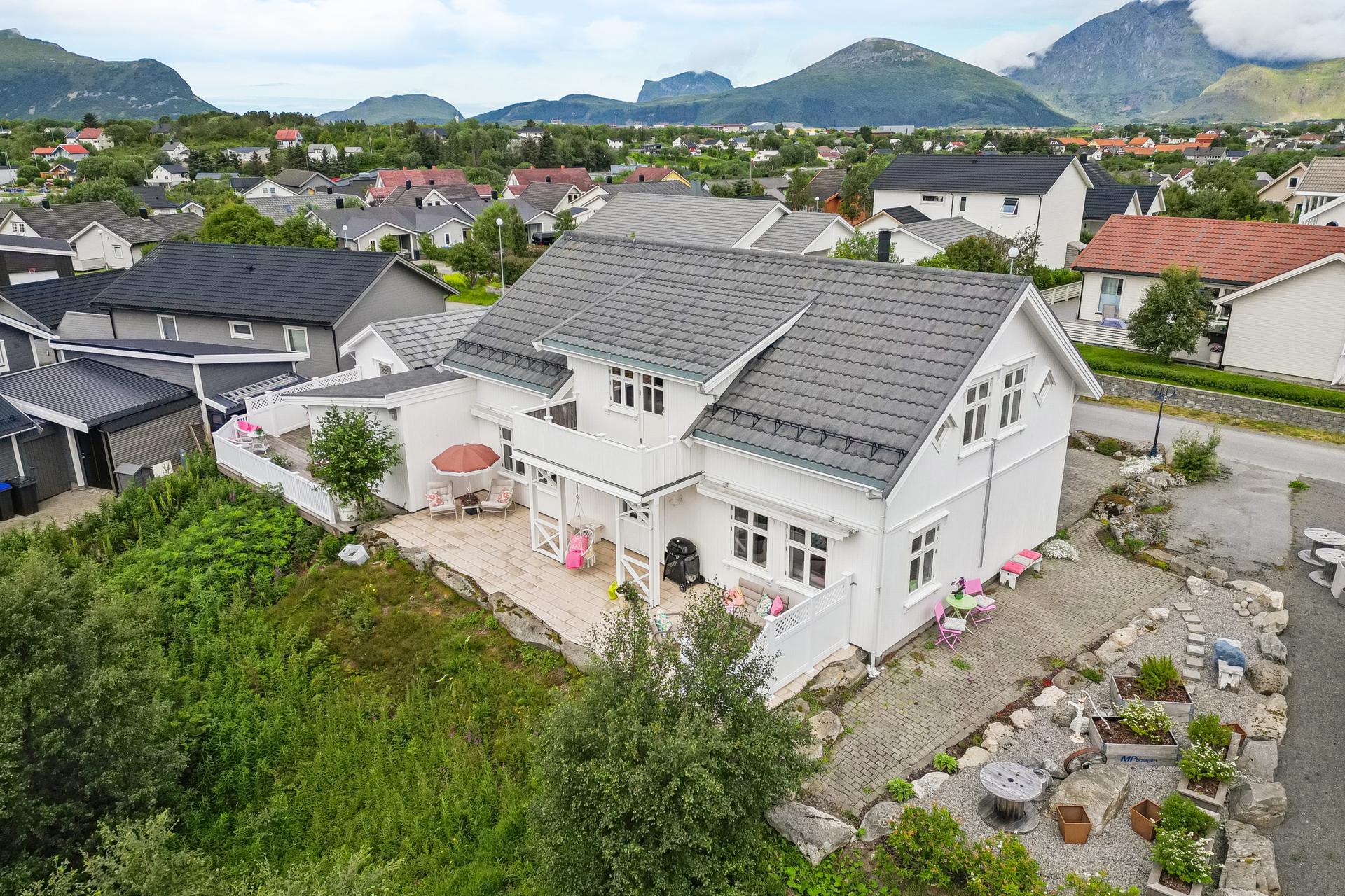 Velkommen til Lynghaugen 18 - Presentert av EiendomsMegler1 Lofoten. Foto: EFKT.. Bilde nummer 1 av 3