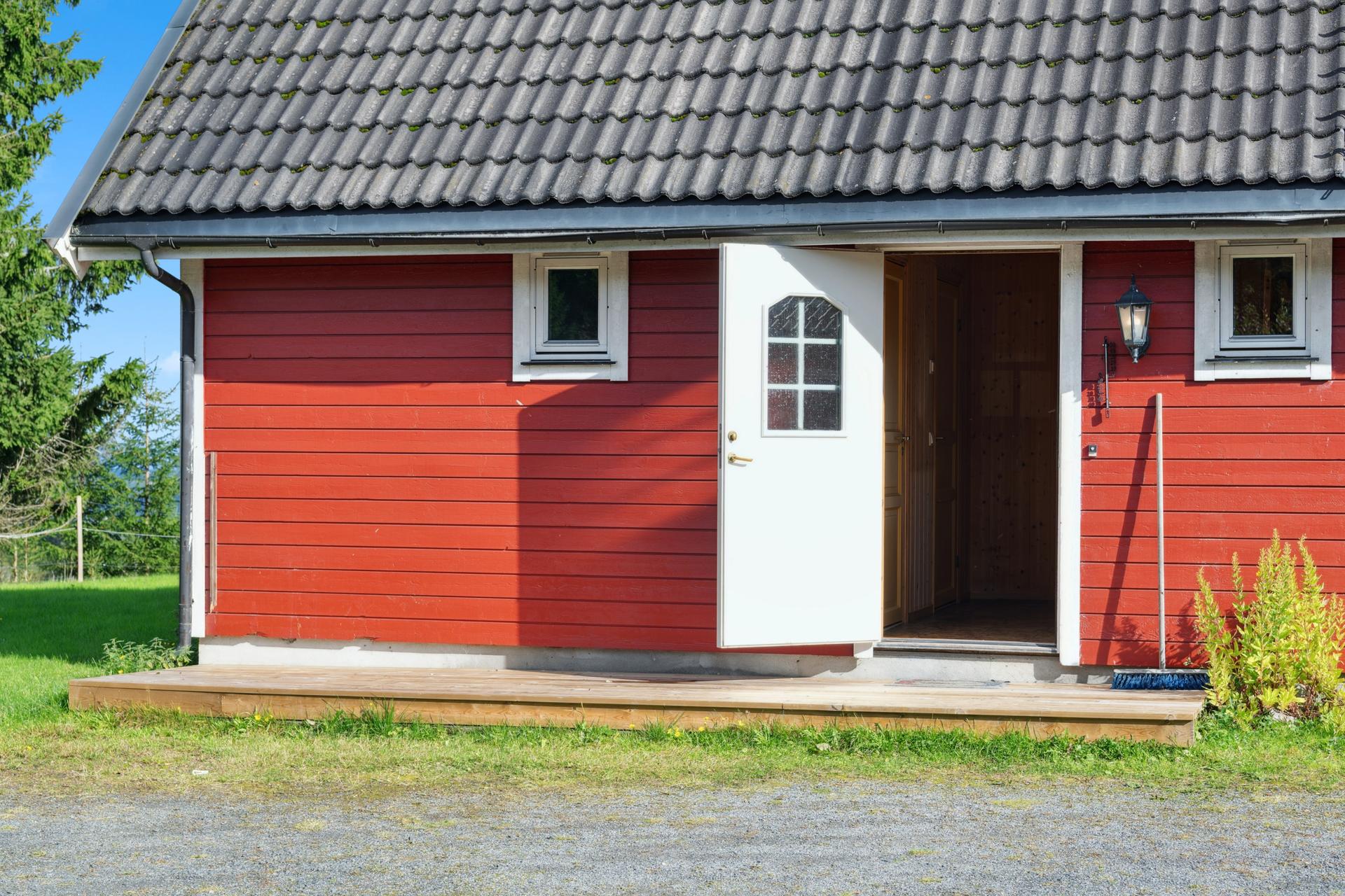 Inngangspartiet har treplatting foran inngangsdøren.. Bilde nummer 3 av 3