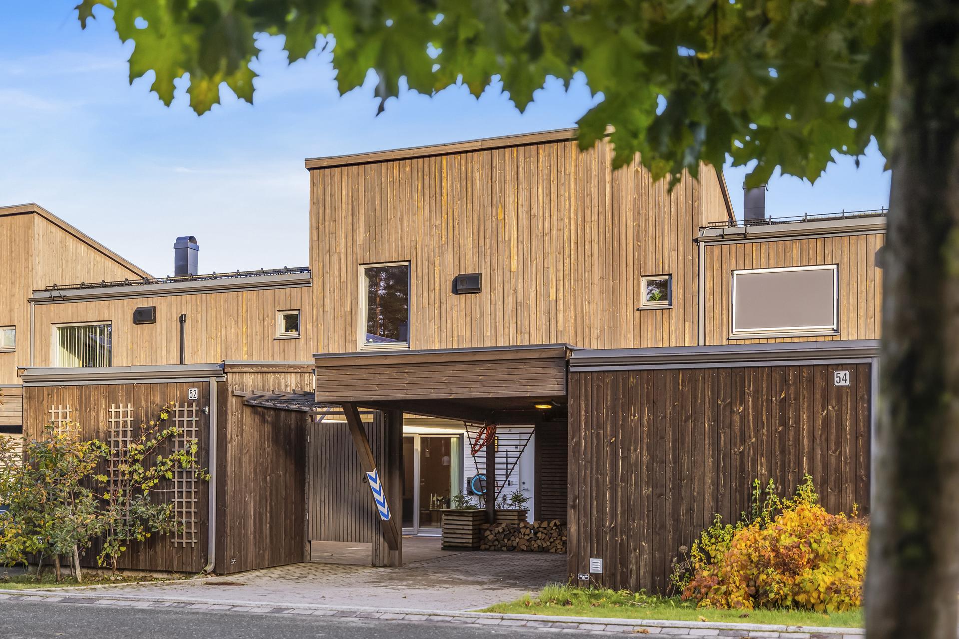 Moderne rekkehus over to plan fra 2019 med solceller på taket og integrert carport med elbillader.. Bilde nummer 2 av 3