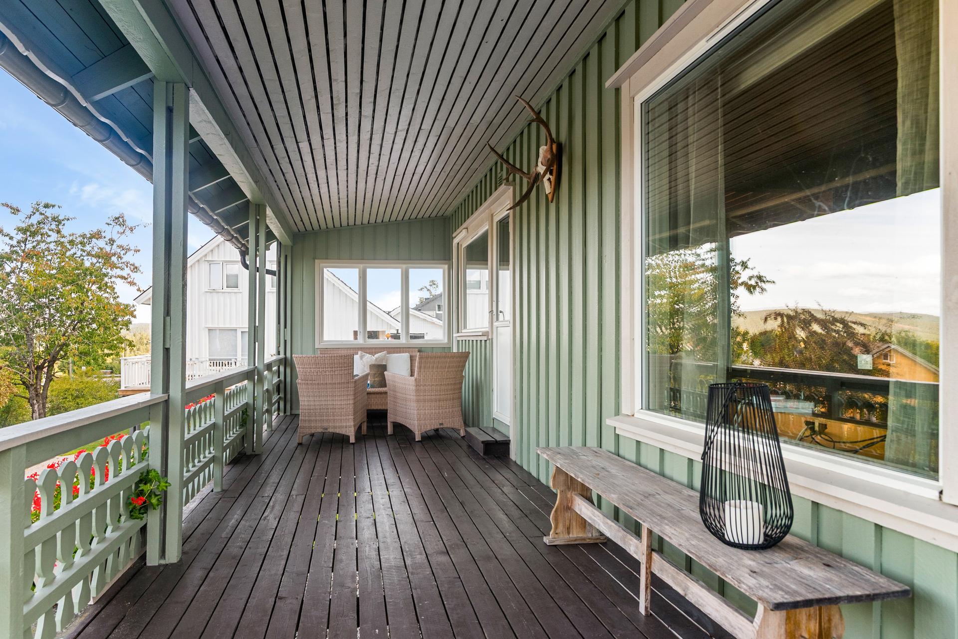 Hyggelig enebolig fra 1940 beliggende i nedre Vassås - et barnevennlig og rolig boligområde med gangavstand til Lunde sentrum. Her har boligen en overbygget veranda på ca. 22 m² med fin utsikt. . Bilde nummer 2 av 3