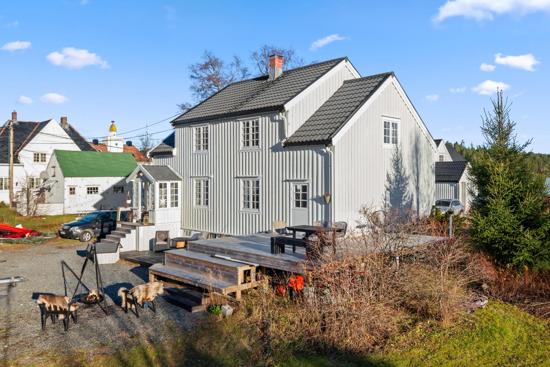 Eiendomsmegler 1 v/ Sindre Belsås har gleden av å presentere denne flotte eiendommen med fantastiske solforhold og stor hage.
Foto: Interiørfoto v / Haukdal. Bilde nummer 1 av 3
