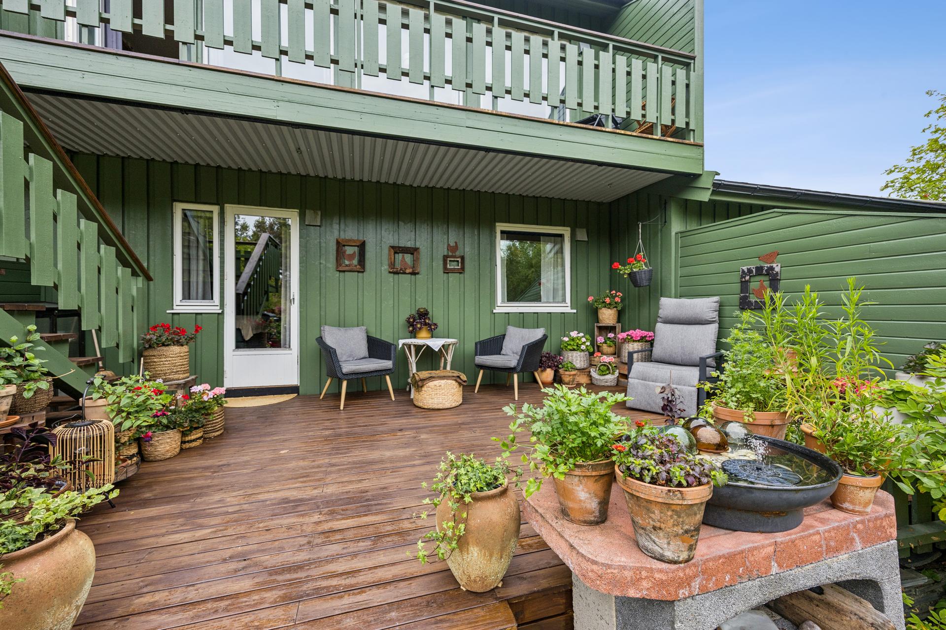 Stor terrasse på bakkeplan med god plass til utemøbler.. Bilde nummer 3 av 3