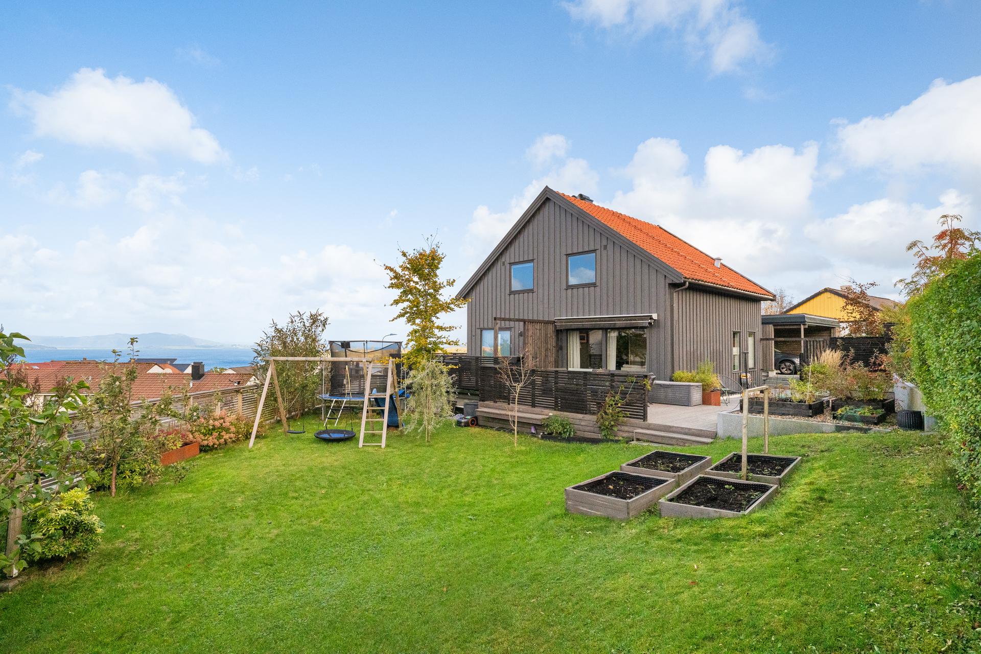 EiendomsMegler1 v/Sjur Svihus ønsker velkommen til Lauvastølveien 2. Foto: soa. Bilde nummer 1 av 3