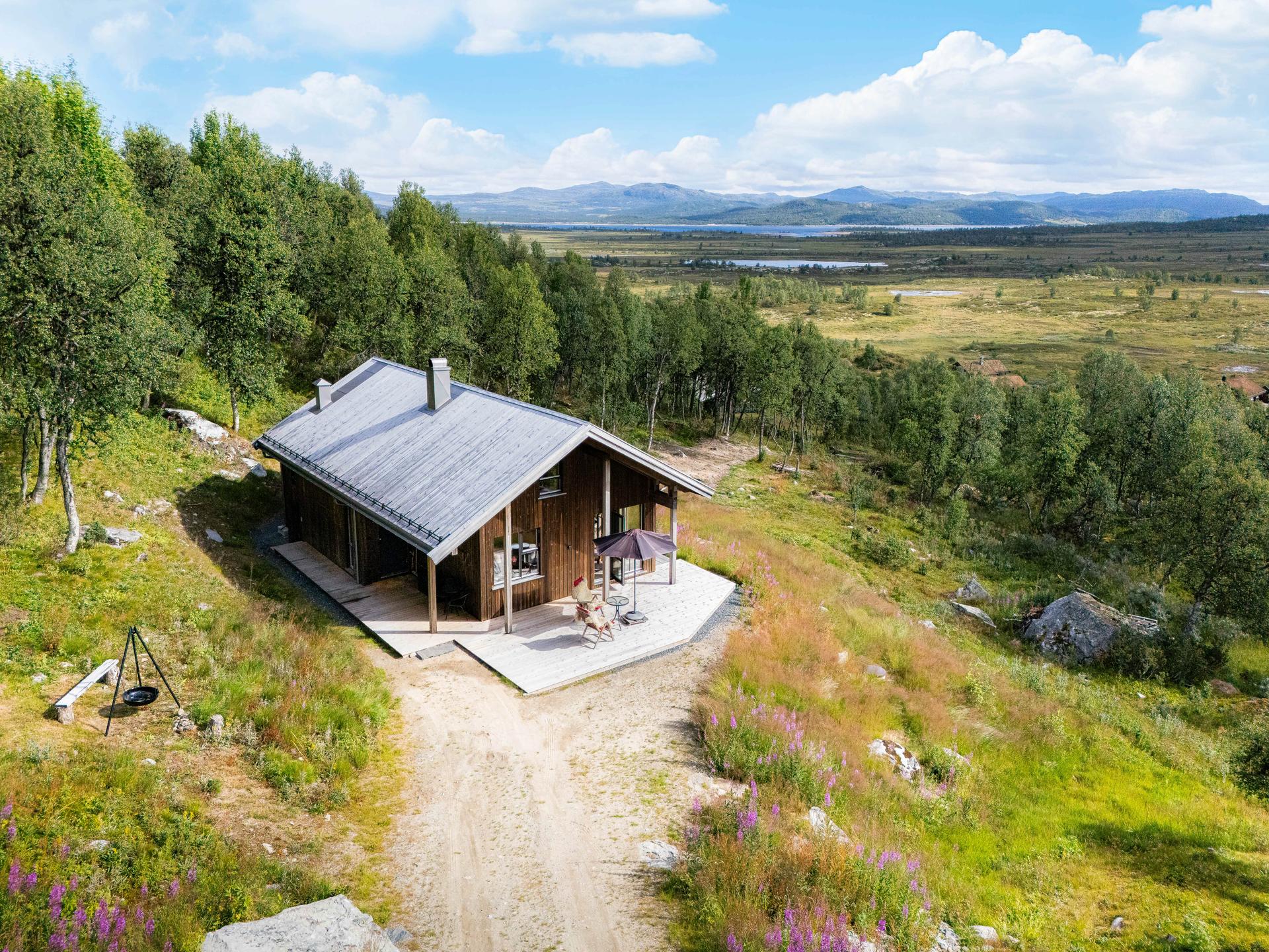 Lekker, arkitekttegnet hytte fra 2023, på stor og flott utsiktstomt. . Bilde nummer 2 av 3