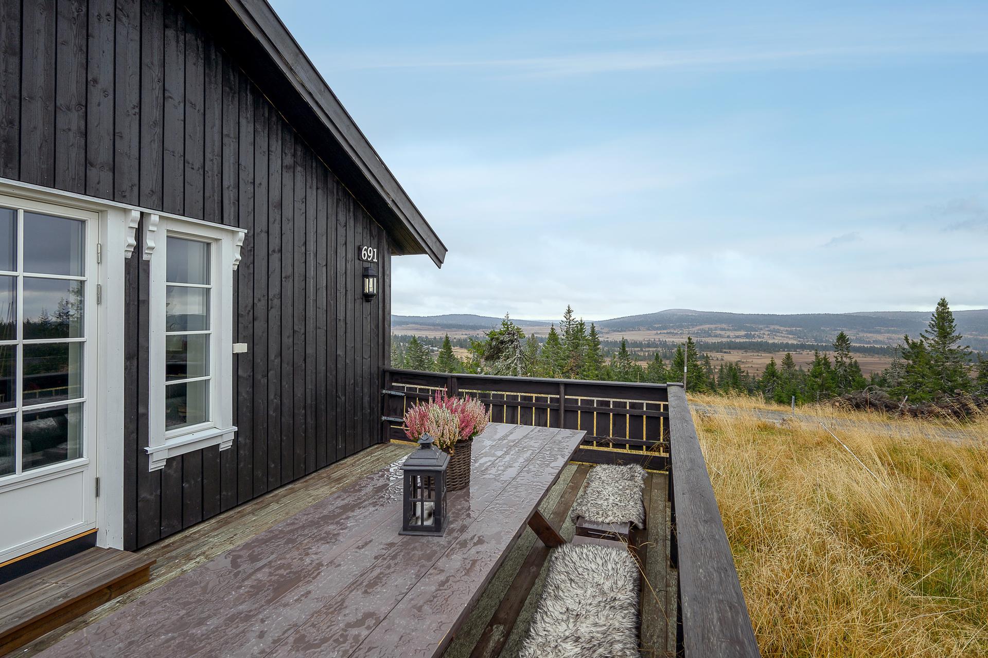 Her får du et perfekt utgangspunkt for turer og aktiviteter, sommer som vinter. Oppkjørte skiløyper går like i nærheten av hytta. Fine tur-og sykkelmuligheter sommerstid. . Bilde nummer 3 av 3