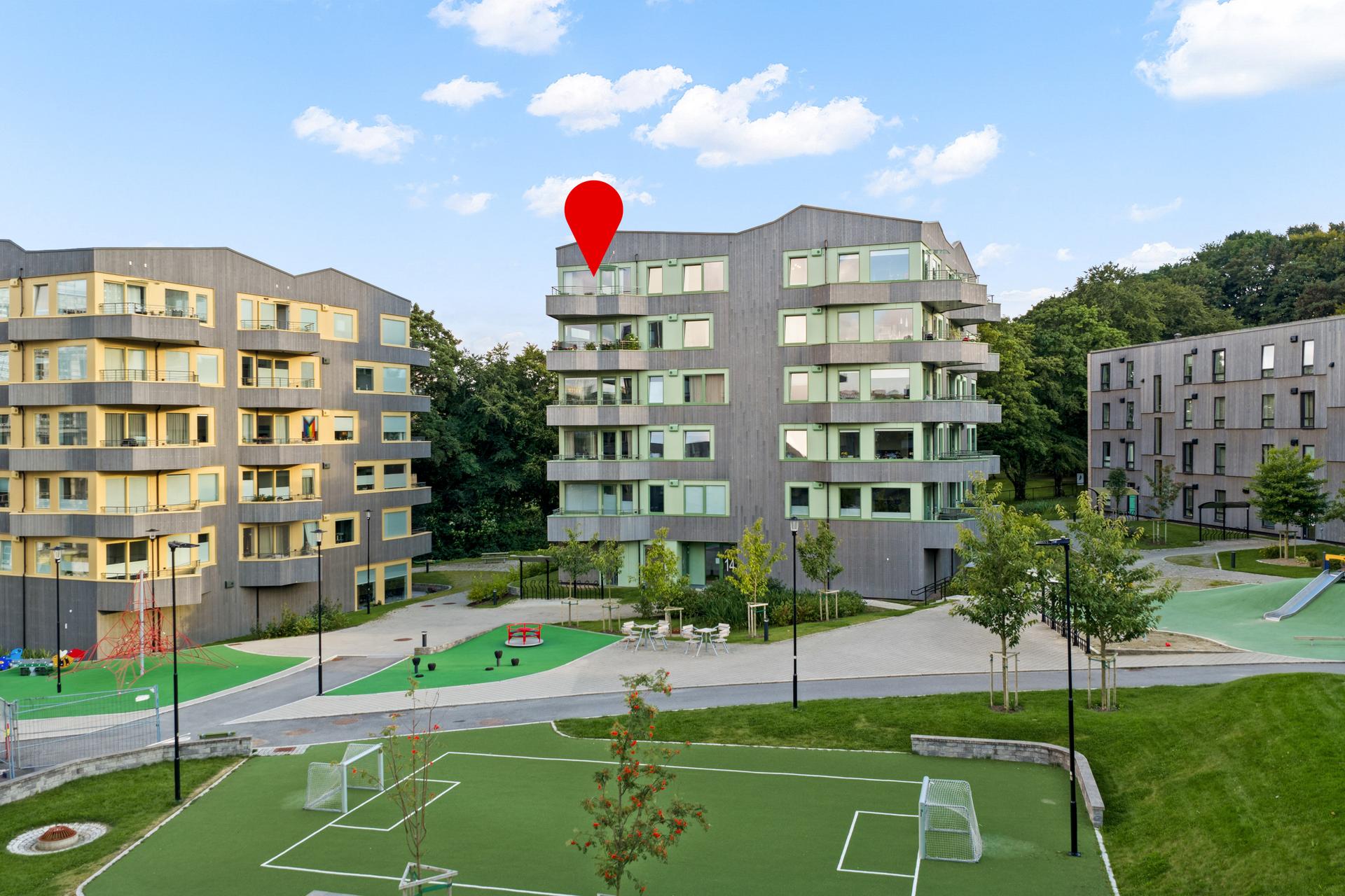 Borettslaget har et bilfritt tun med lekeplass og opparbeidede fellesarealer.
. Bilde nummer 2 av 3