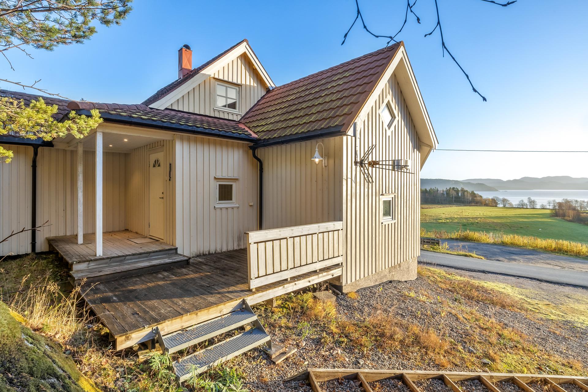 Tilbygd fritidsbolig over to plan med fin utsikt mot sjøen og Jøa . Bilde nummer 3 av 3