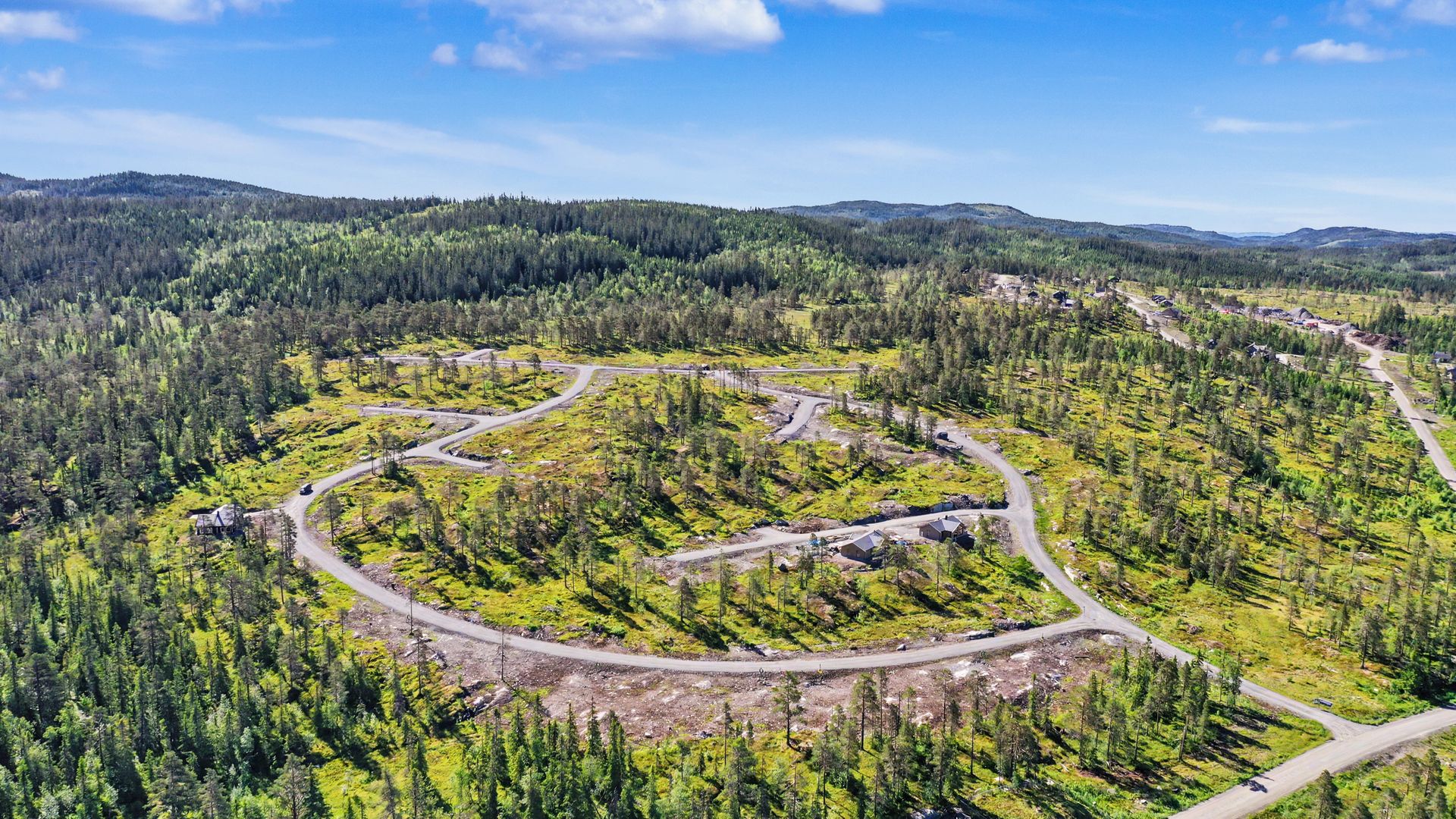 Feltet har 61 tomter. Infrastruktur med vei, vann, avløp, strøm og fiber ligger inntil tomtegrensene. Bilde nummer 3 av 3