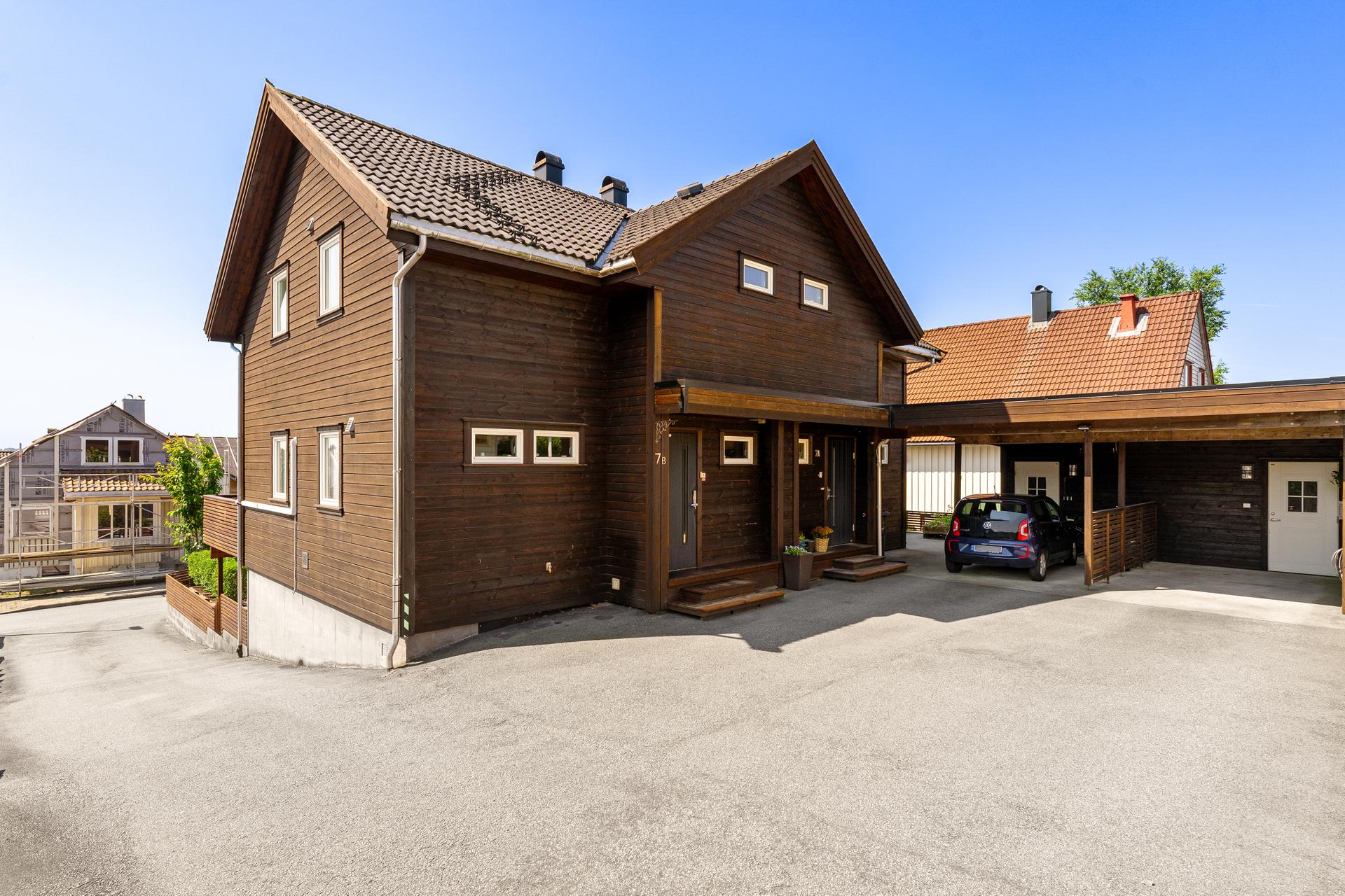 Flott og oppgradert vertikaldelt tomannsbolig m/sørvestvendt terrasse og balkong - 2 stuer - 2 bad - 3 soverom - Carport. Bilde nummer 2 av 3