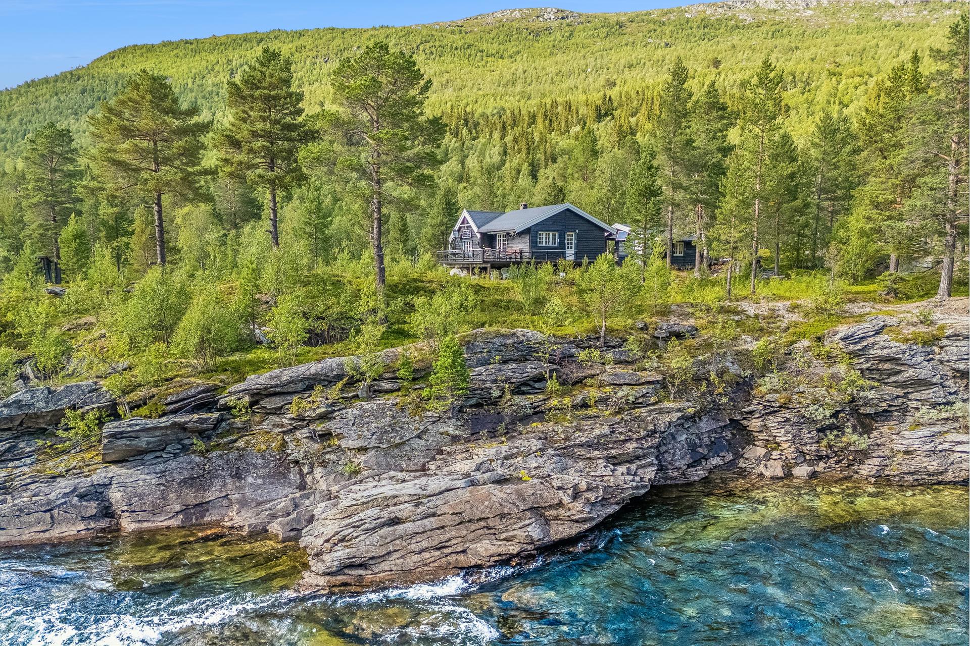 Eiendommen ligger usjenert til i et relativt flatt terreng, med umiddelbar nærhet til naturen.. Bilde nummer 3 av 3