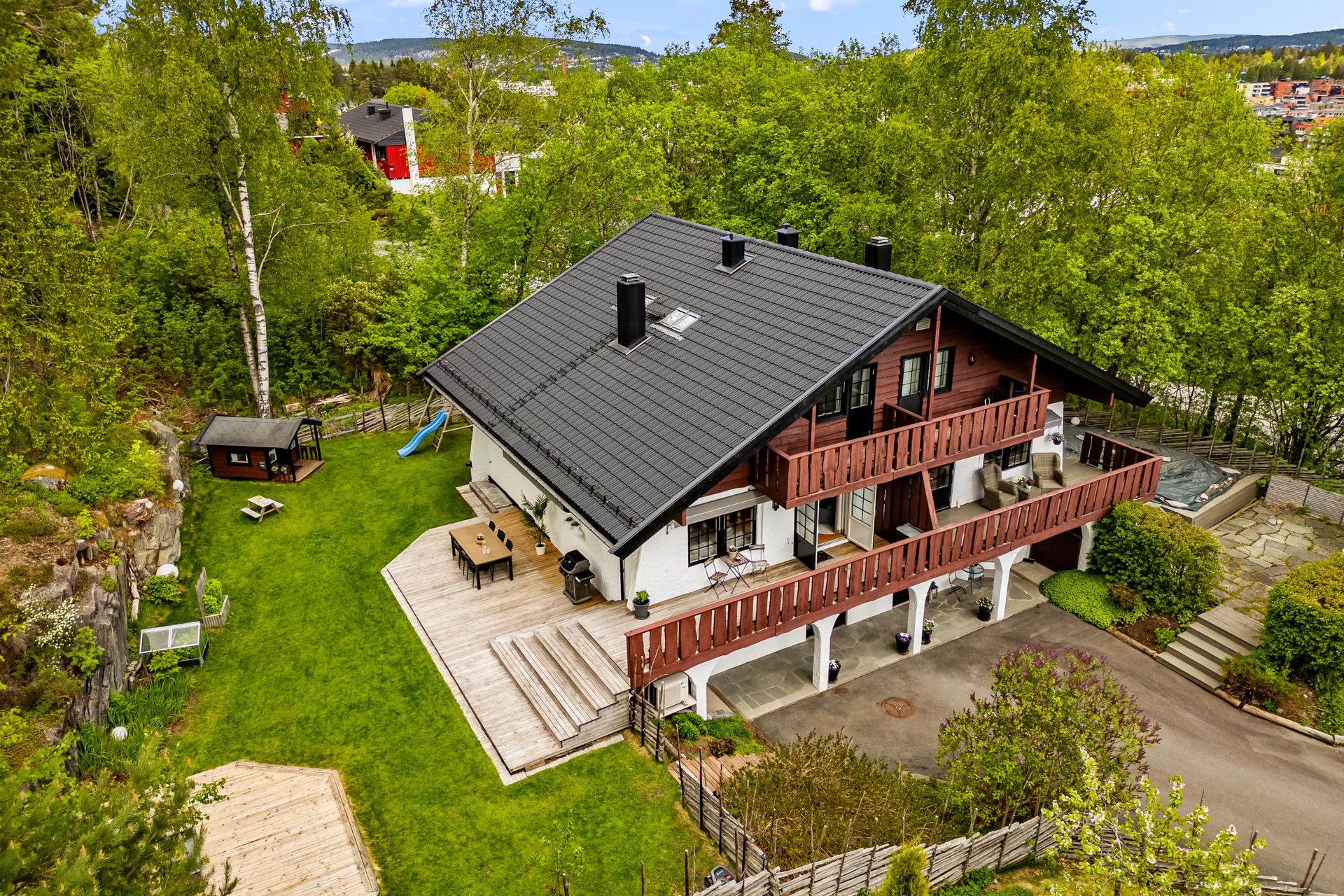 Eiendommen strekker seg over tre plan og har de senere årene gjennomgått en omfattende teknisk oppgradering, noe som gir et moderne og bekymringsfritt hjem for mange år fremover.. Bilde nummer 2 av 3