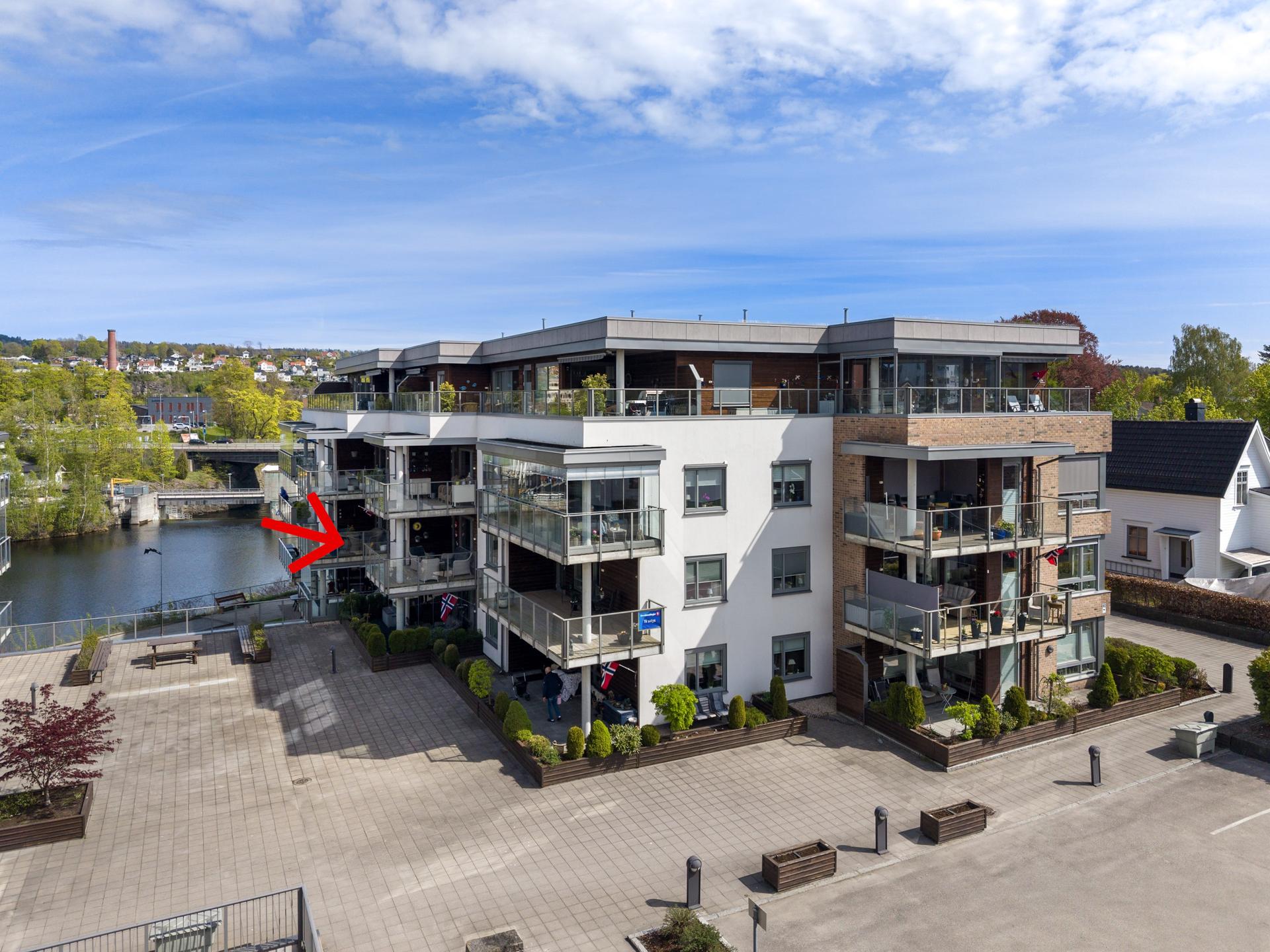 Boligen ligger fint til i 2. etasje på Gimsøy tilknyttet Klosterhagen III borettslag. Her får du en moderne bolig med god planløsning og utsikt til vannspeilet i Hjellevannet.. Bilde nummer 2 av 3