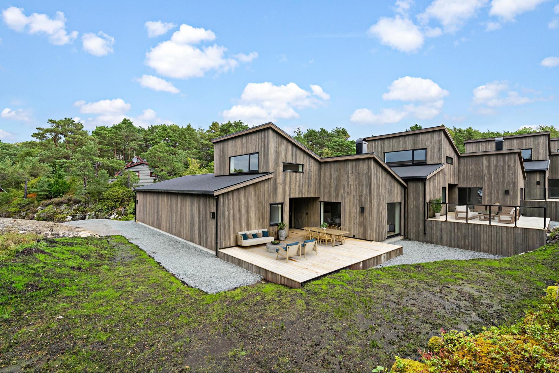 Moderne og nybygde bustader på Svanøy, der arkitektur og natur går hand i hand.. Bilde nummer 2 av 3