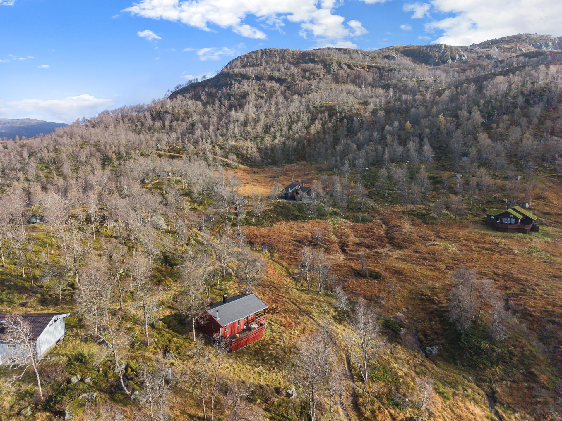 Fritidsbolig med usjenert beliggenhet i Breiastøldalen, omkranset av flott natur og fjellterreng.. Bilde nummer 3 av 3