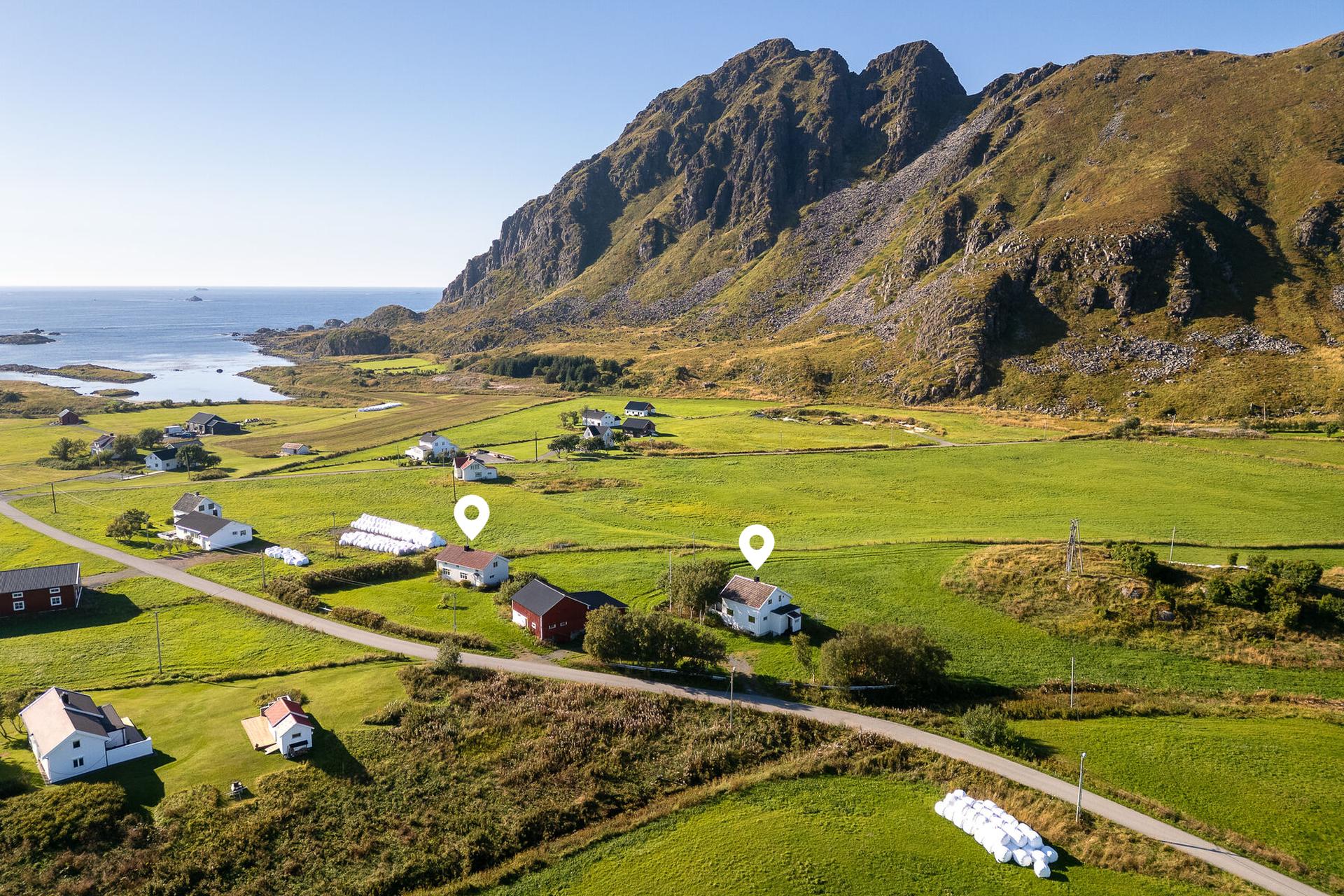Landlig, fredelig og naturskjønn beliggenhet, med kort avstand til blant annet Søbergssanden og Søbergsfjellet. Skårvågfjellet finner du også i nærområdet.. Bilde nummer 2 av 3