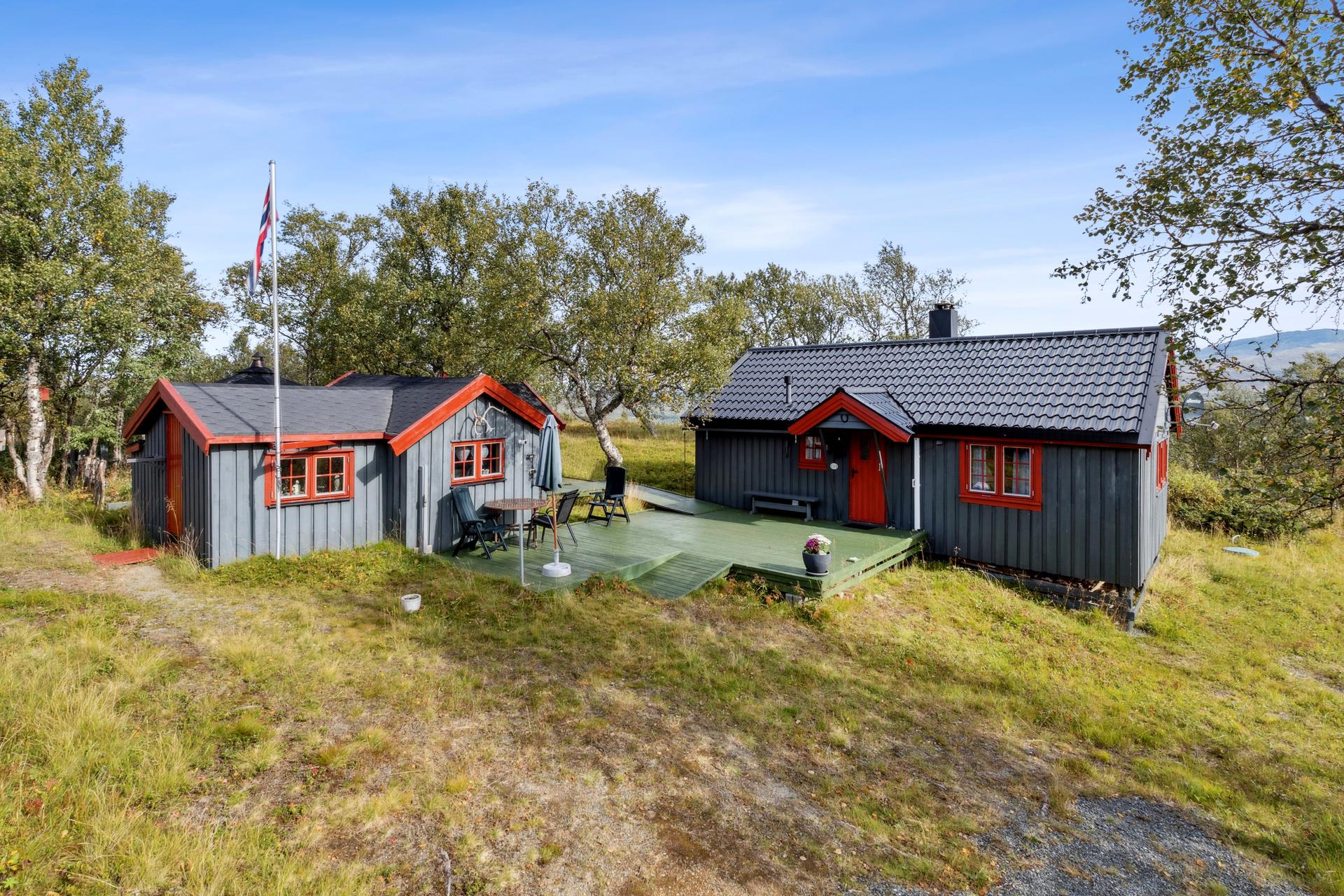 EiendomsMegler 1 ved Oliver Almli Reinås presenterer: Nedre Handtjønnvegen 61.. Bilde nummer 1 av 3