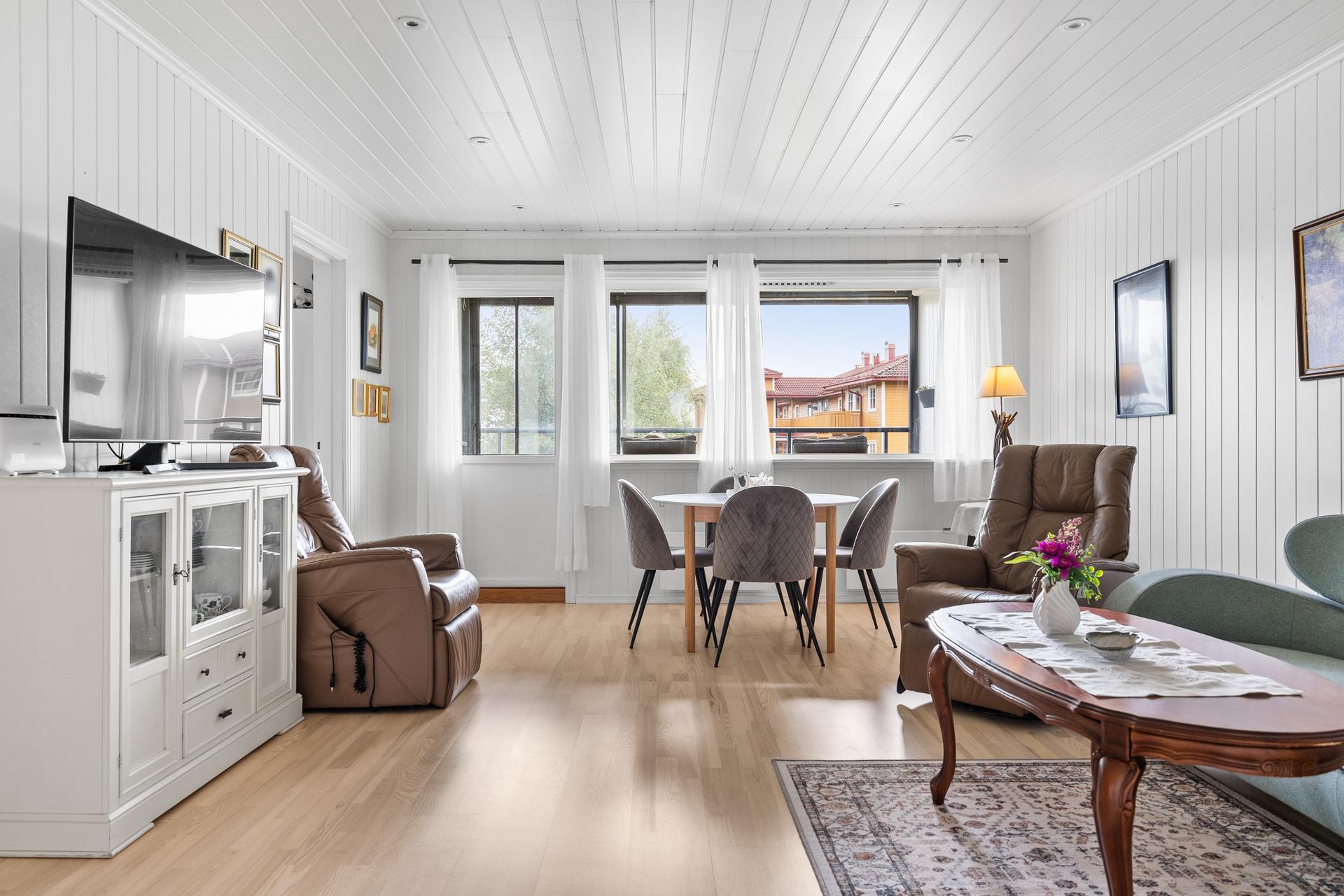 Stuen er lys og innbydende, med en hyggelig atmosfære og en fin utforming som gir gode muligheter for møblering. Her er det god plass til å innrede med en romslig sofagruppe, salongbord og øvrig møblement.. Bilde nummer 2 av 3