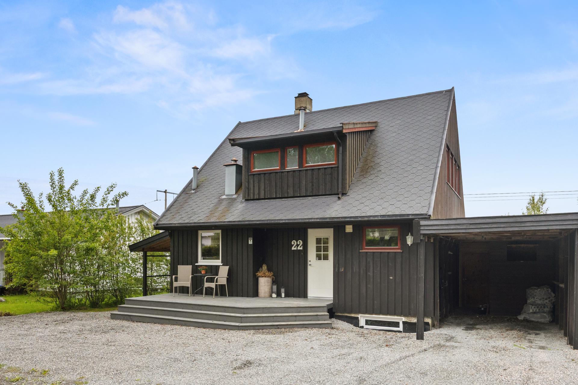 Innholdsrik og tiltalende bolig med caport! . Bilde nummer 2 av 3