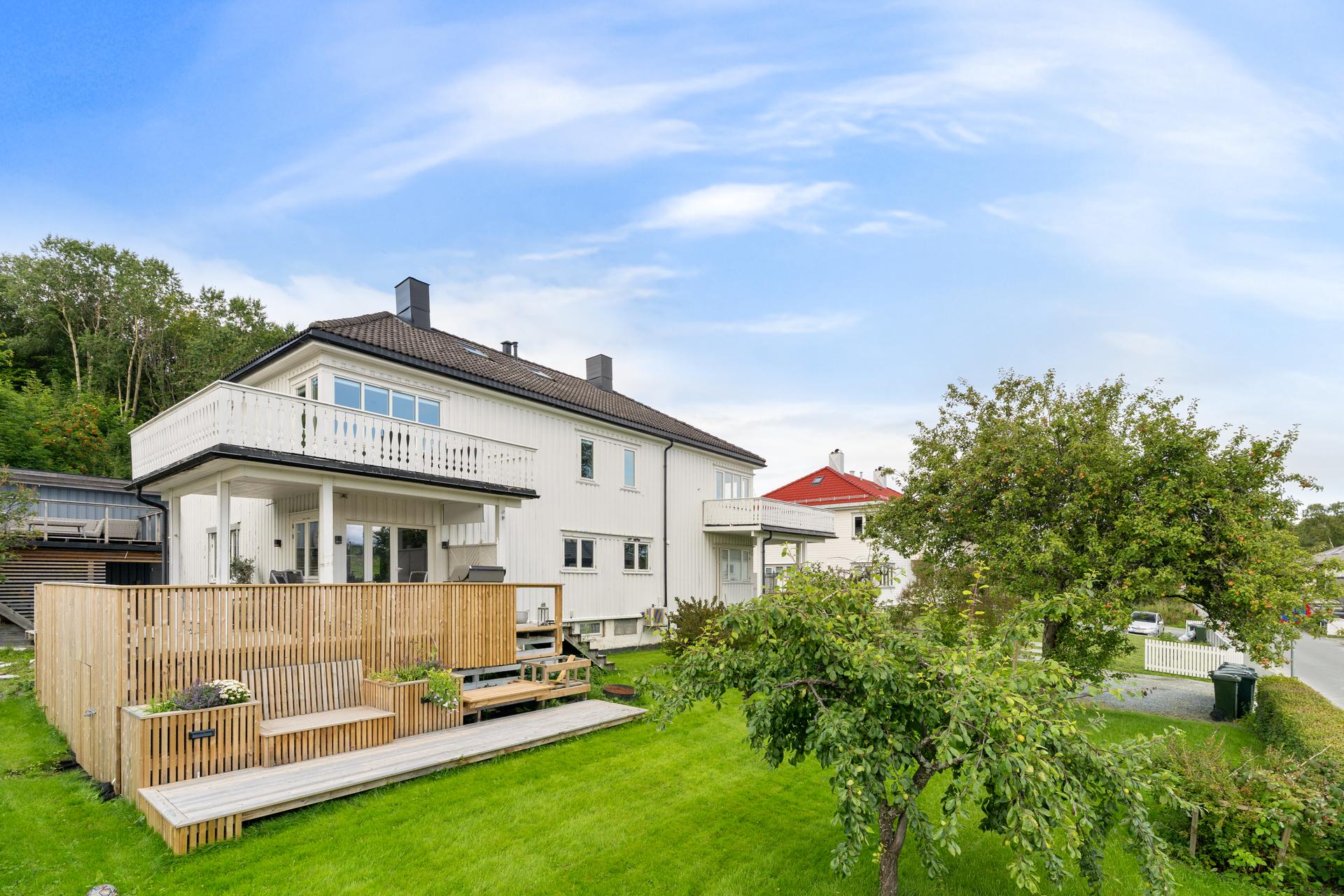 Leiligheten ligger i 2.etasje + loft og er en del av en 4-manns bolig fra 1936 som i senere tid har gjennomført en rekke betydelige oppgraderinger og renoveringer. . Bilde nummer 2 av 3