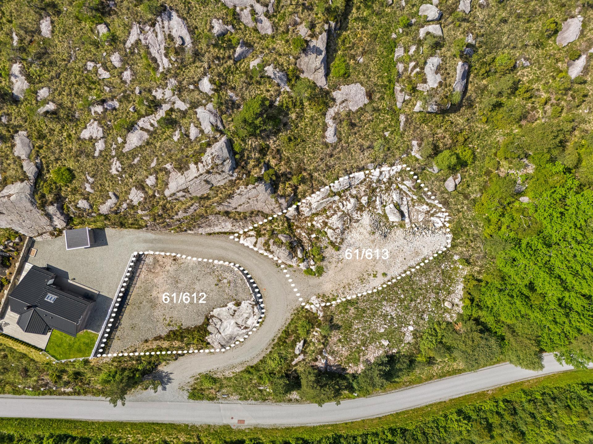 Bnr. 612 er planert m/natursteinsmur mot vei, Bnr 613 er grovplanert. Bilde nummer 2 av 3