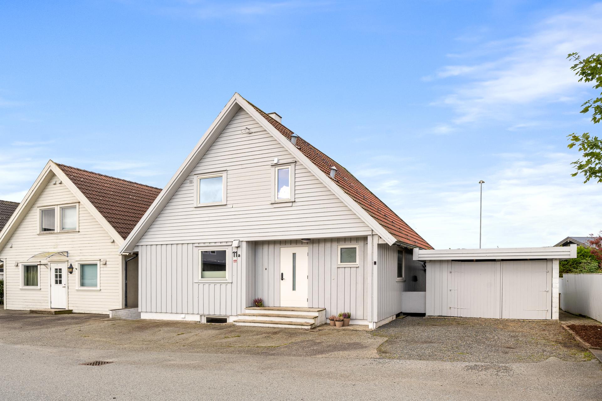 Eiendommen har god parkering i eget gardsrom. Tidl. garasje benyttes nå som bod. . Bilde nummer 2 av 3