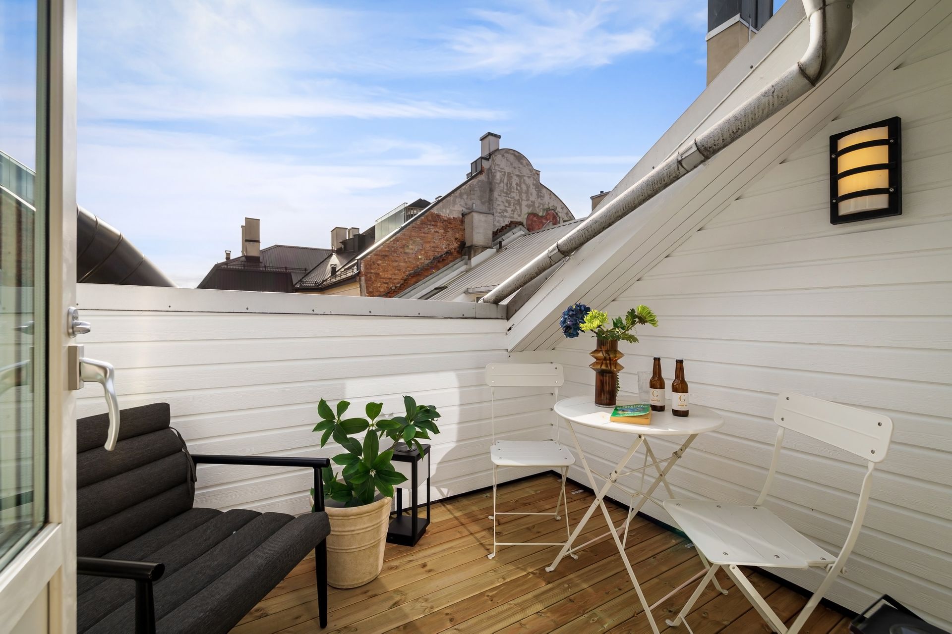 Toppleilighet i klassisk bygård med sydvendt takterrasse.. Bilde nummer 2 av 3