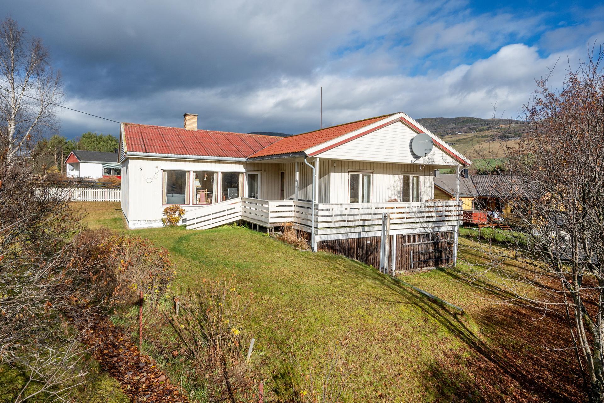 Frittliggende enebolig over to plan i familievennlig område på Dovre.. Bilde nummer 2 av 3