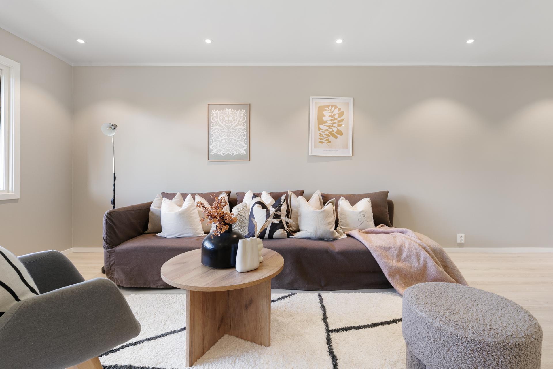 Downlights gir leiligheten et moderne inntrykk.. Bilde nummer 3 av 3