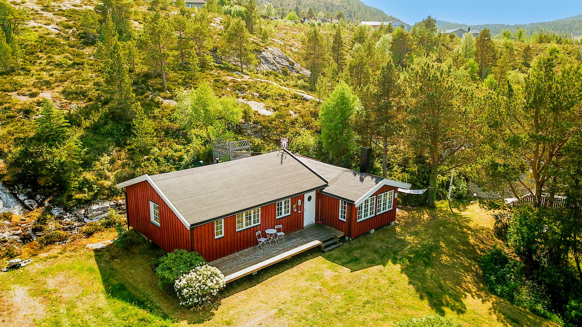 Sjarmerende fritidseiendom med fin beliggenhet på Sunde. Bilde nummer 2 av 3