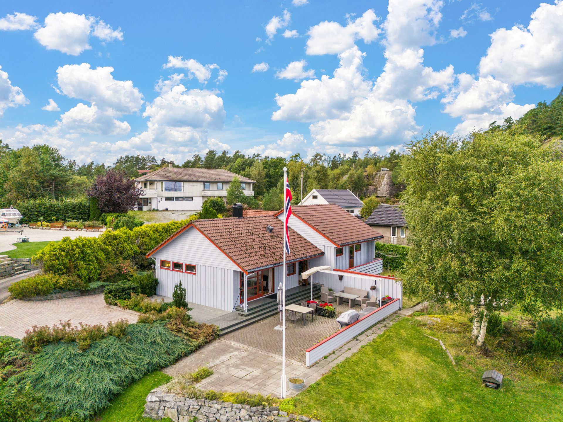 Enebolig m/stor flott tomt, dobbel garasje, sjøutsikt og båtplass i felles bryggeanlegg. Bilde nummer 2 av 3