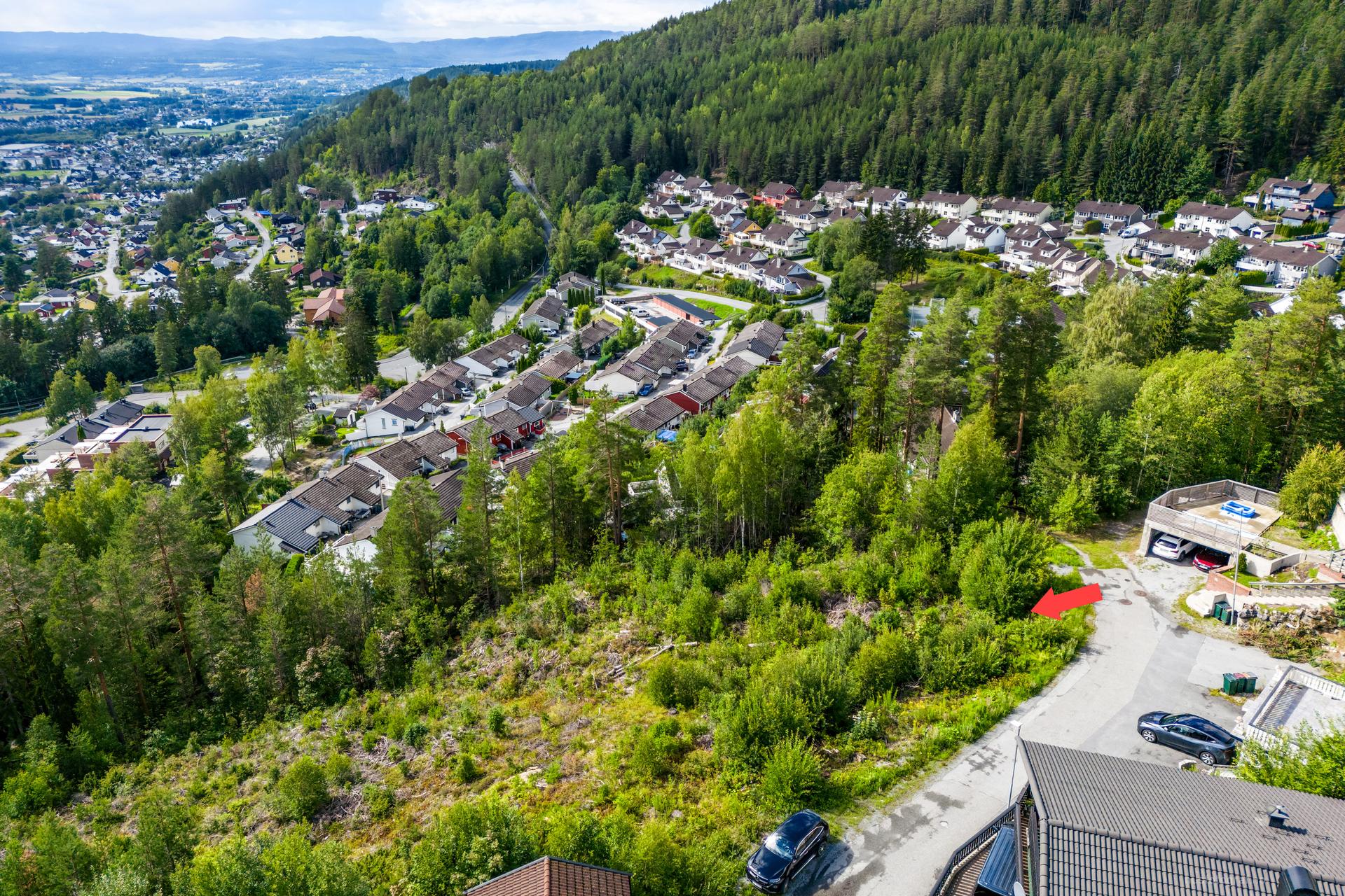 Tomten har flott utsikt og gode solforhold. Bilde nummer 3 av 3