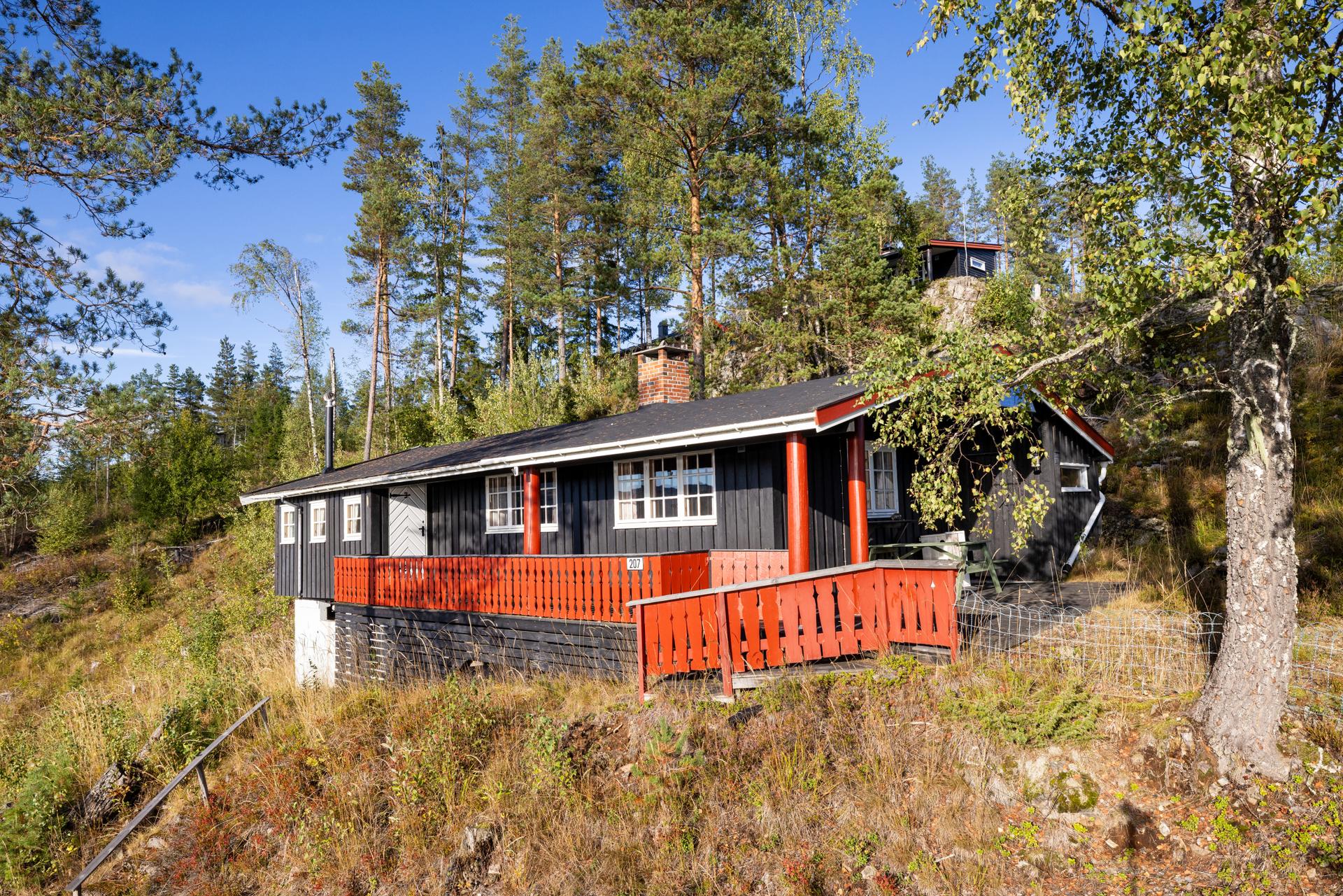 Hyggelig terrasse med masse sol og flott utsikt. Bilde nummer 3 av 3