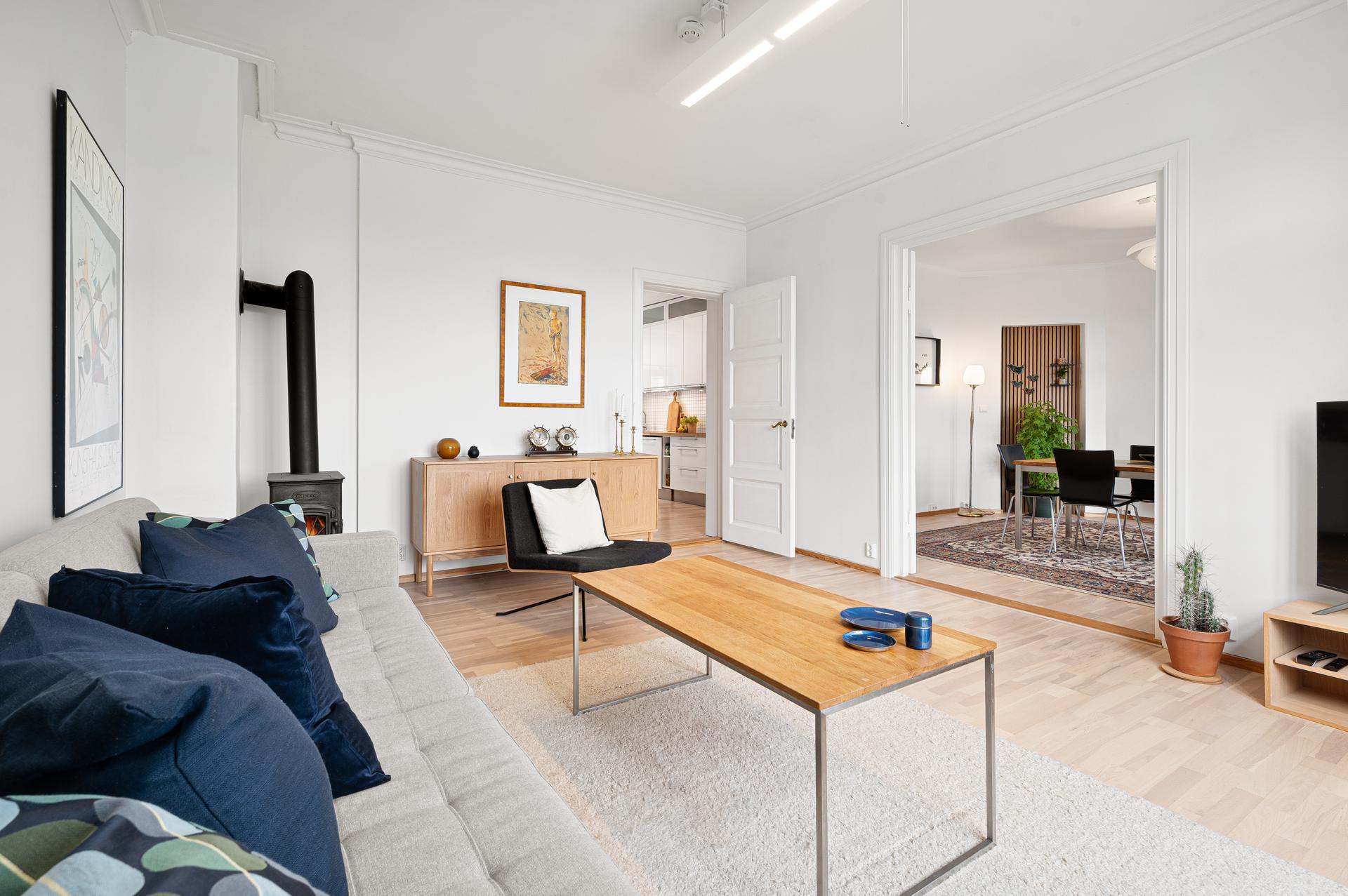 Den praktiske planløsningen gir ypperlige møbleringsmuligheter for både sofagruppe og TV-bord. . Bilde nummer 3 av 3