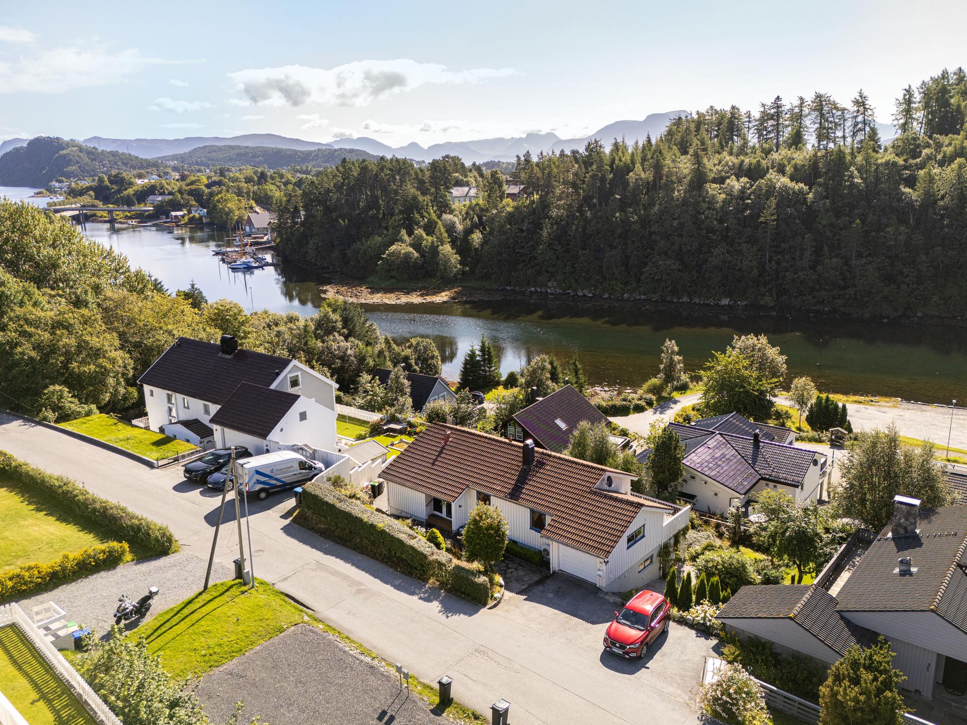 Eiendomsmegler1 v/Ole-Marius Heggstad presenterer Sørnesvegen 21 - En innholdsrik enebolig med moderniseringsbehov og stort potensial! | Foto JC Eiendomsfoto. Bilde nummer 1 av 3