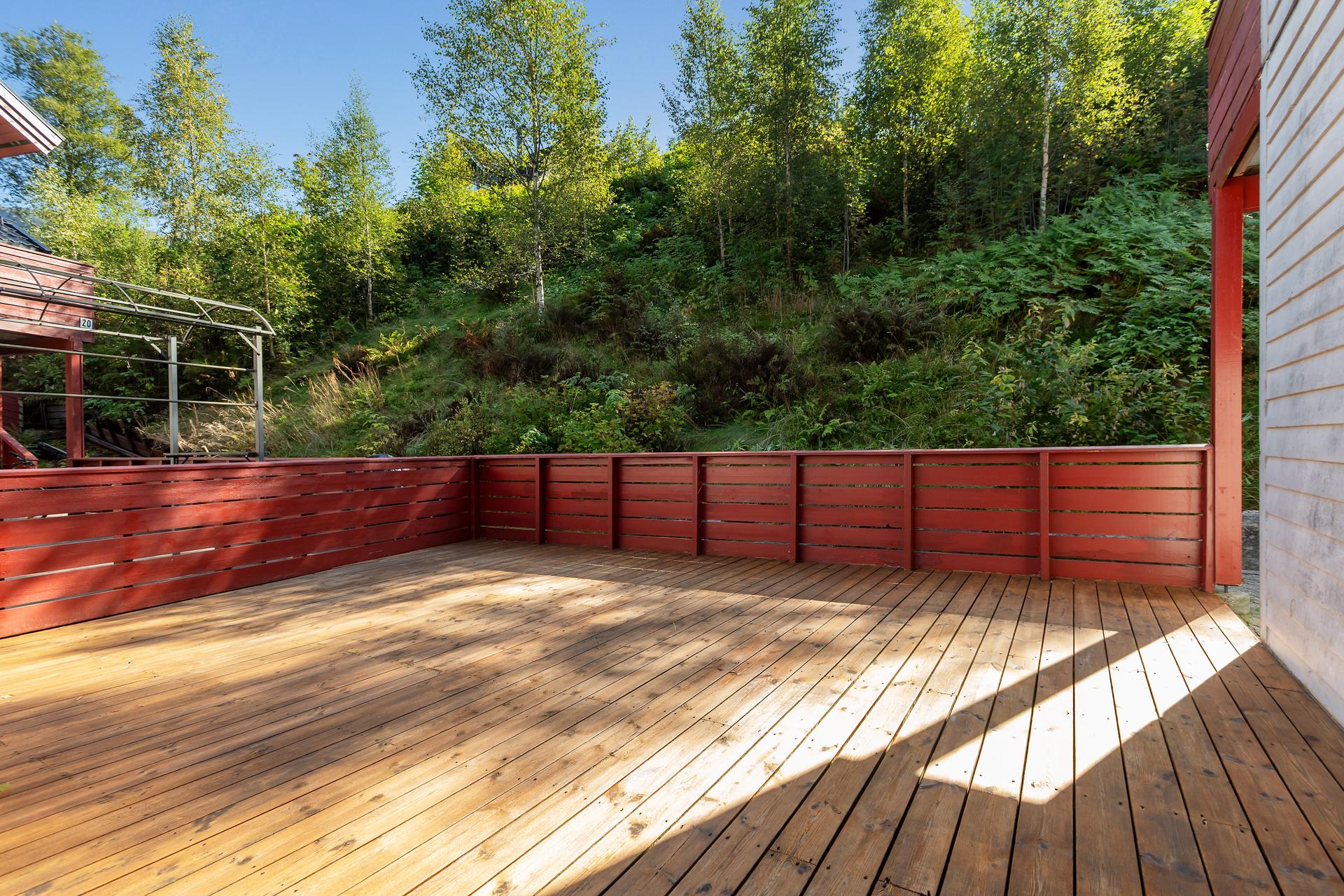 Bustaden har stor terrasse på ca. 32 m² ved inngangspartiet og balkong på ca. 12 m² med tilkomst frå stova.. Bilde nummer 2 av 3