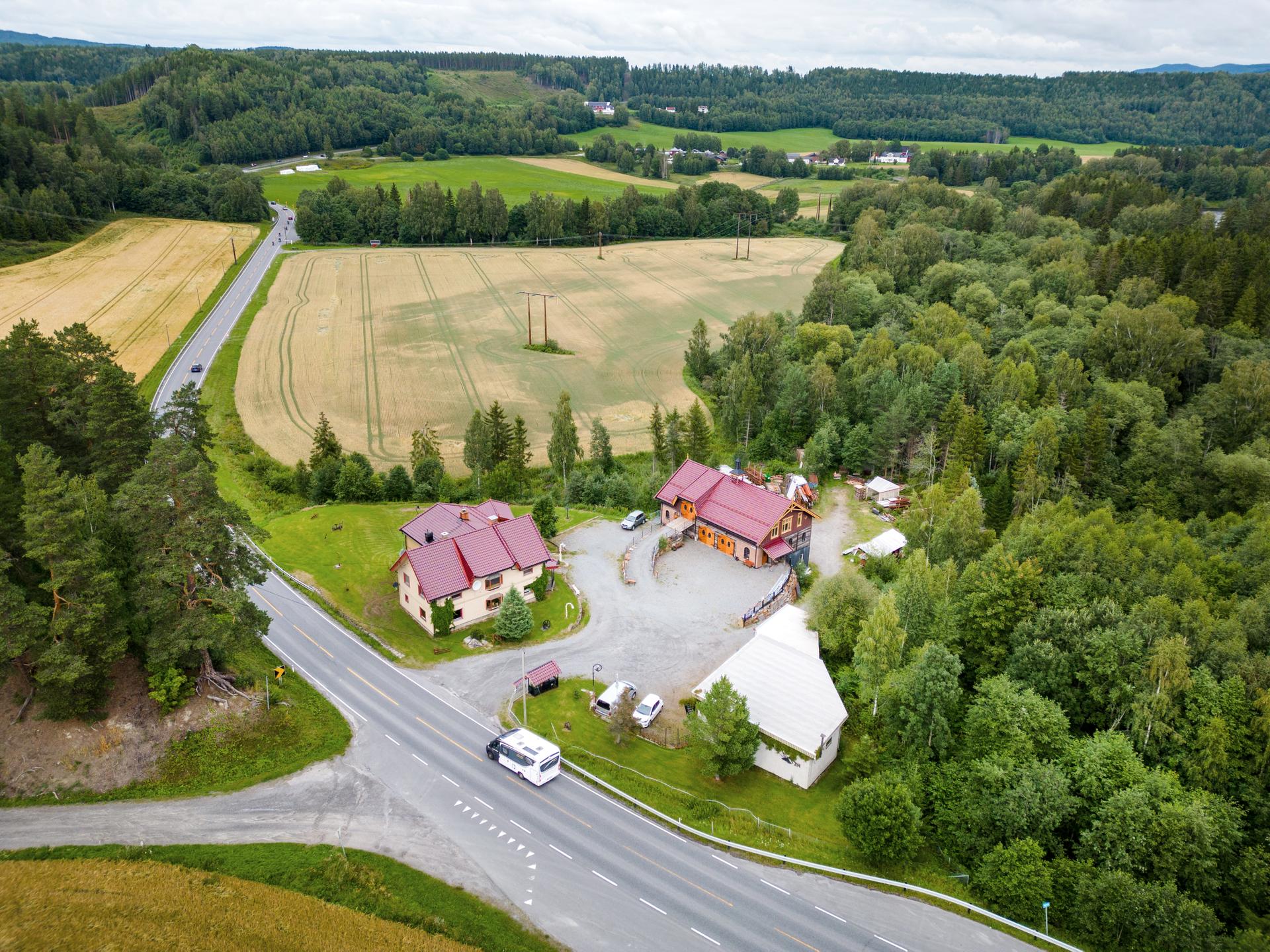 På eiendommen står det oppført en enebolig med 4 enheter, låve, verksted og lager.. Bilde nummer 2 av 3