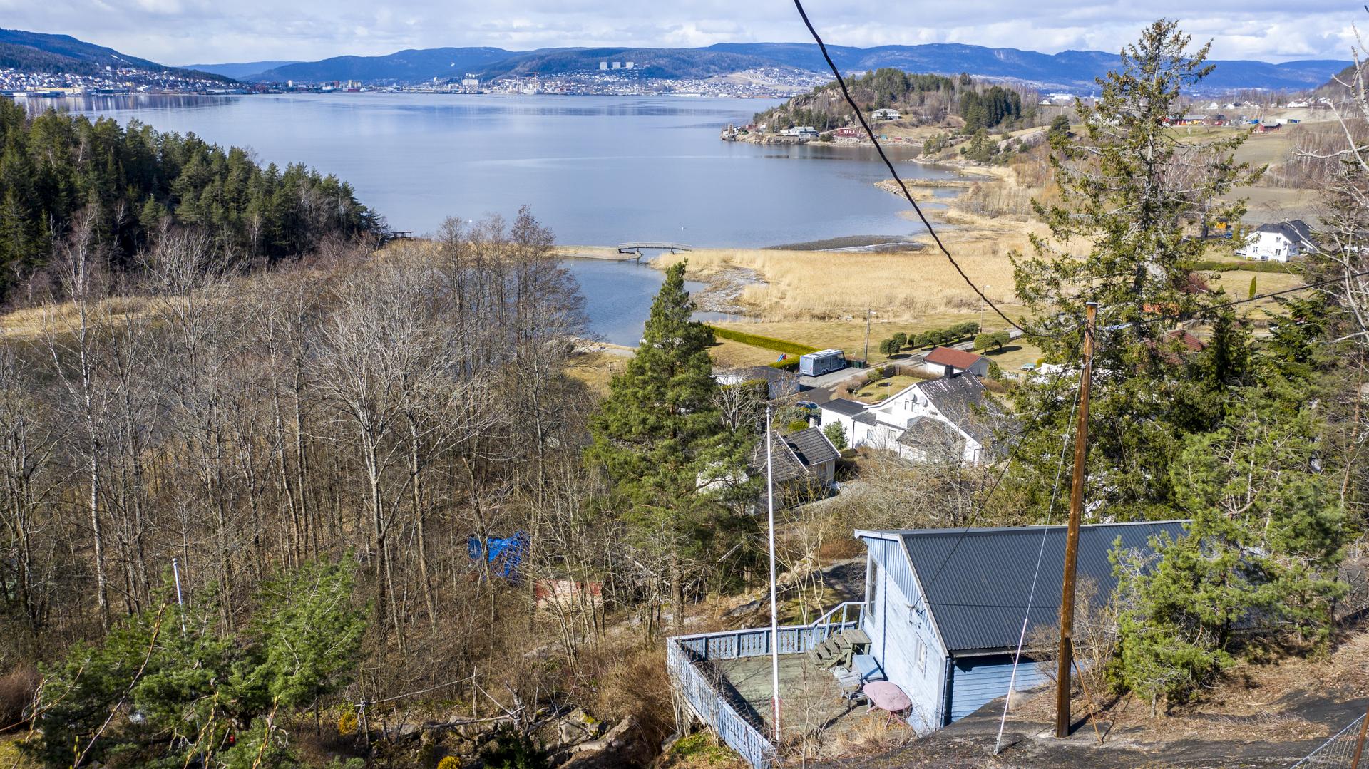  Fritidsboligen har en fantastisk beliggenhet langs Drammensfjorden og i umiddelbar nærhet til Lahellholmen.. Bilde nummer 2 av 3