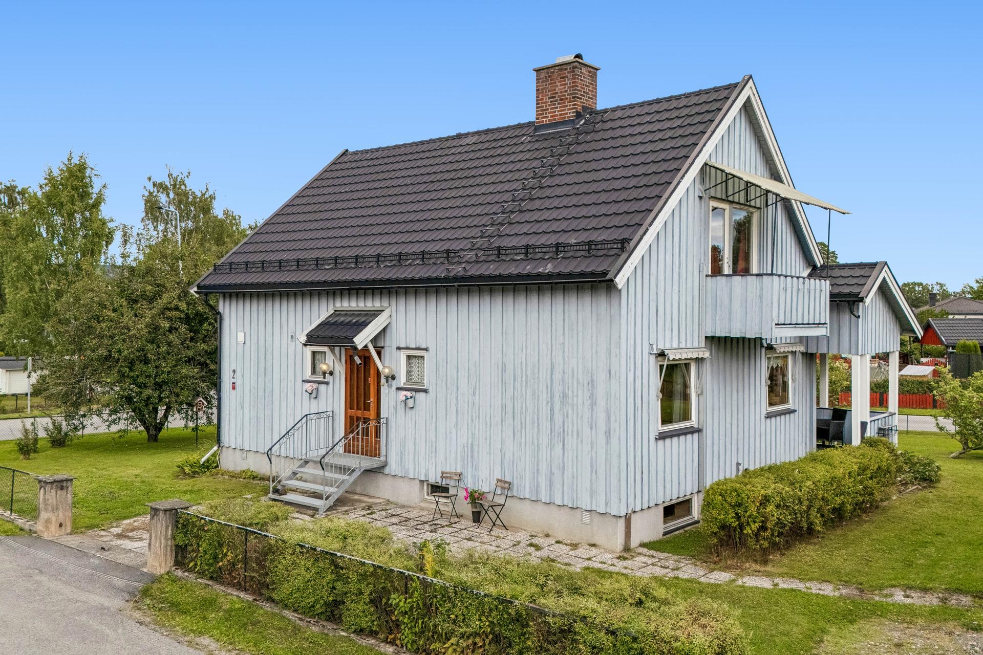 Horisontaldelt tomannsbolig med to separate boenheter og en stor, felles hage.. Bilde nummer 2 av 3