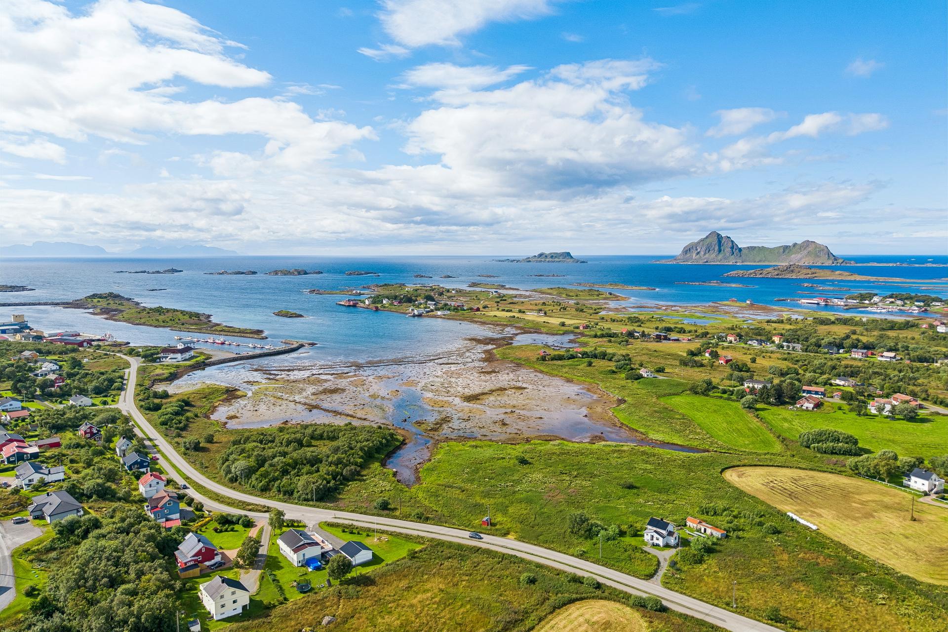 Enebolig med en flott beliggenhet i et etablert og barnevennlig område på Steine i Bø i Vesterålen. . Bilde nummer 2 av 3